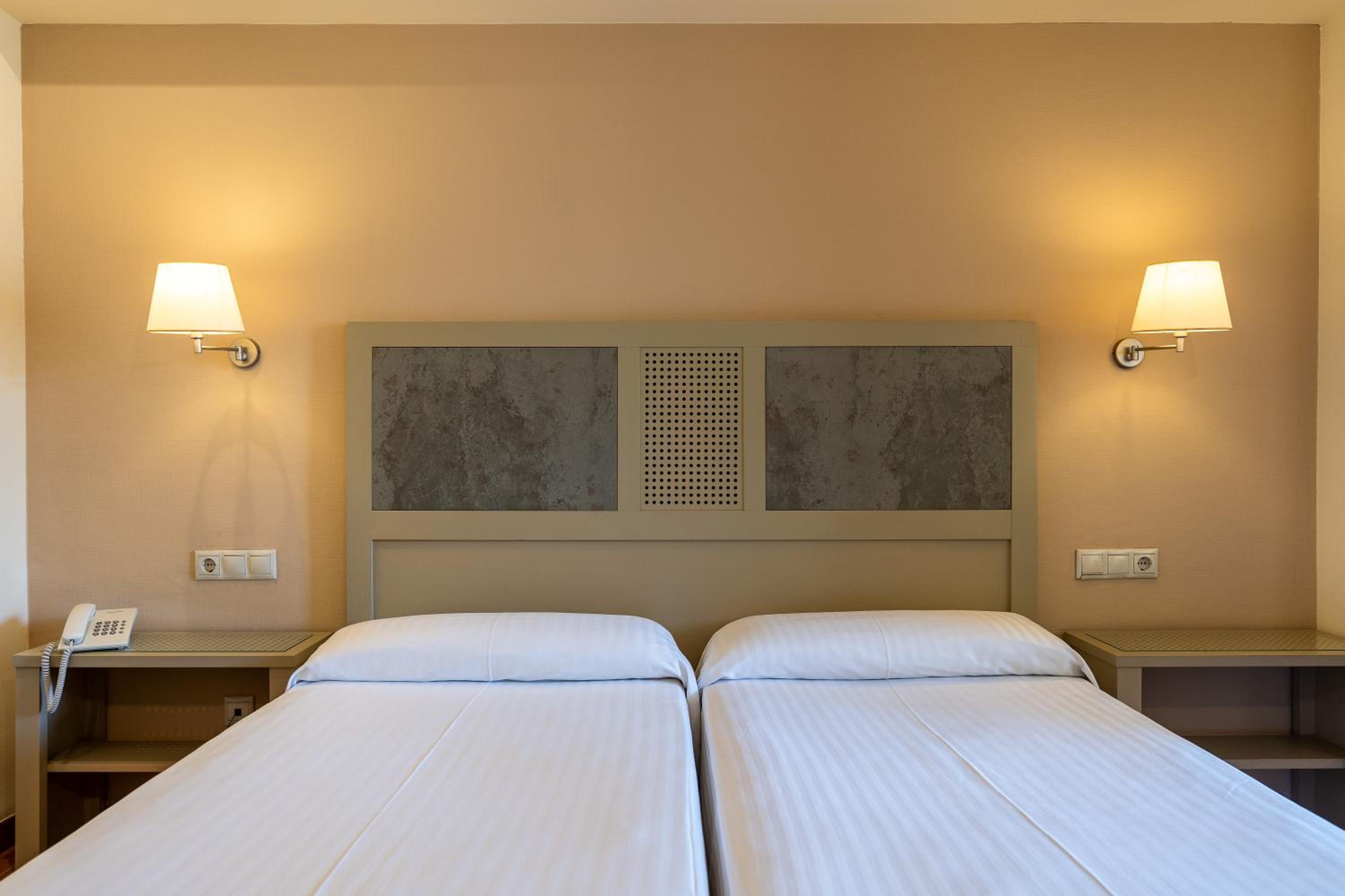 Classic Double Room with Balcony (2 Adults) - Photo 4