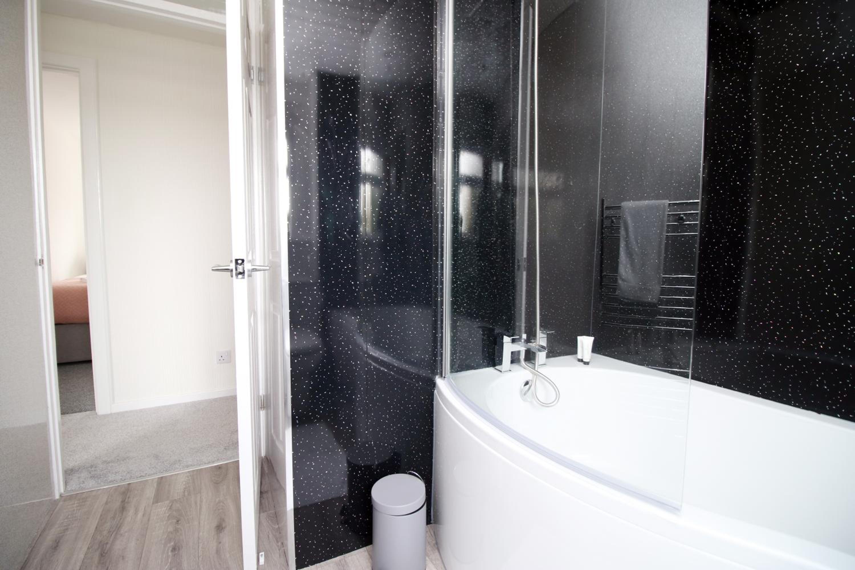 Four-Bedroom House - Photo 22