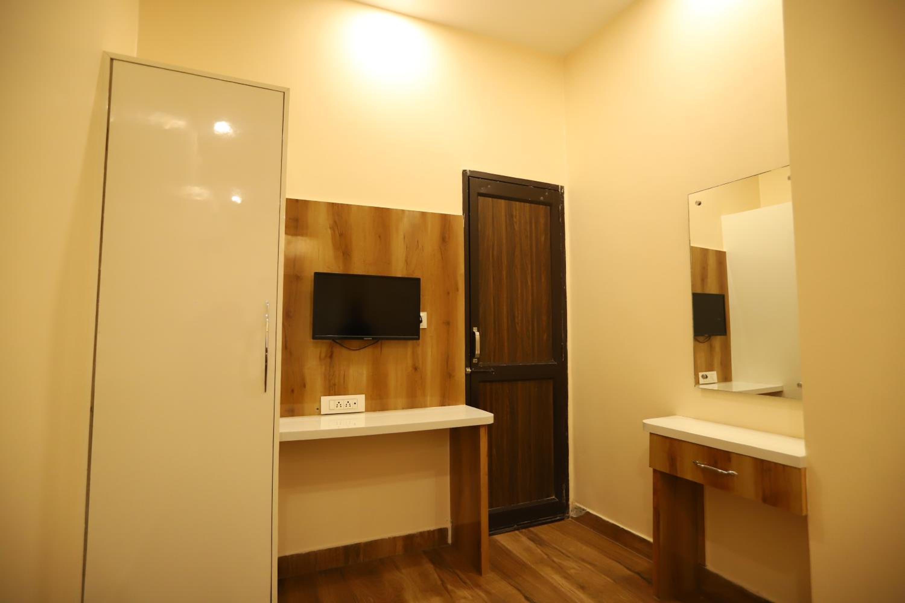 Deluxe Double Room - Photo 10