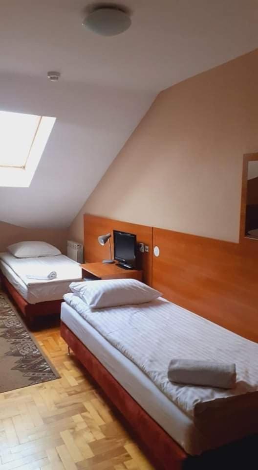 Economy Triple Room photo 2