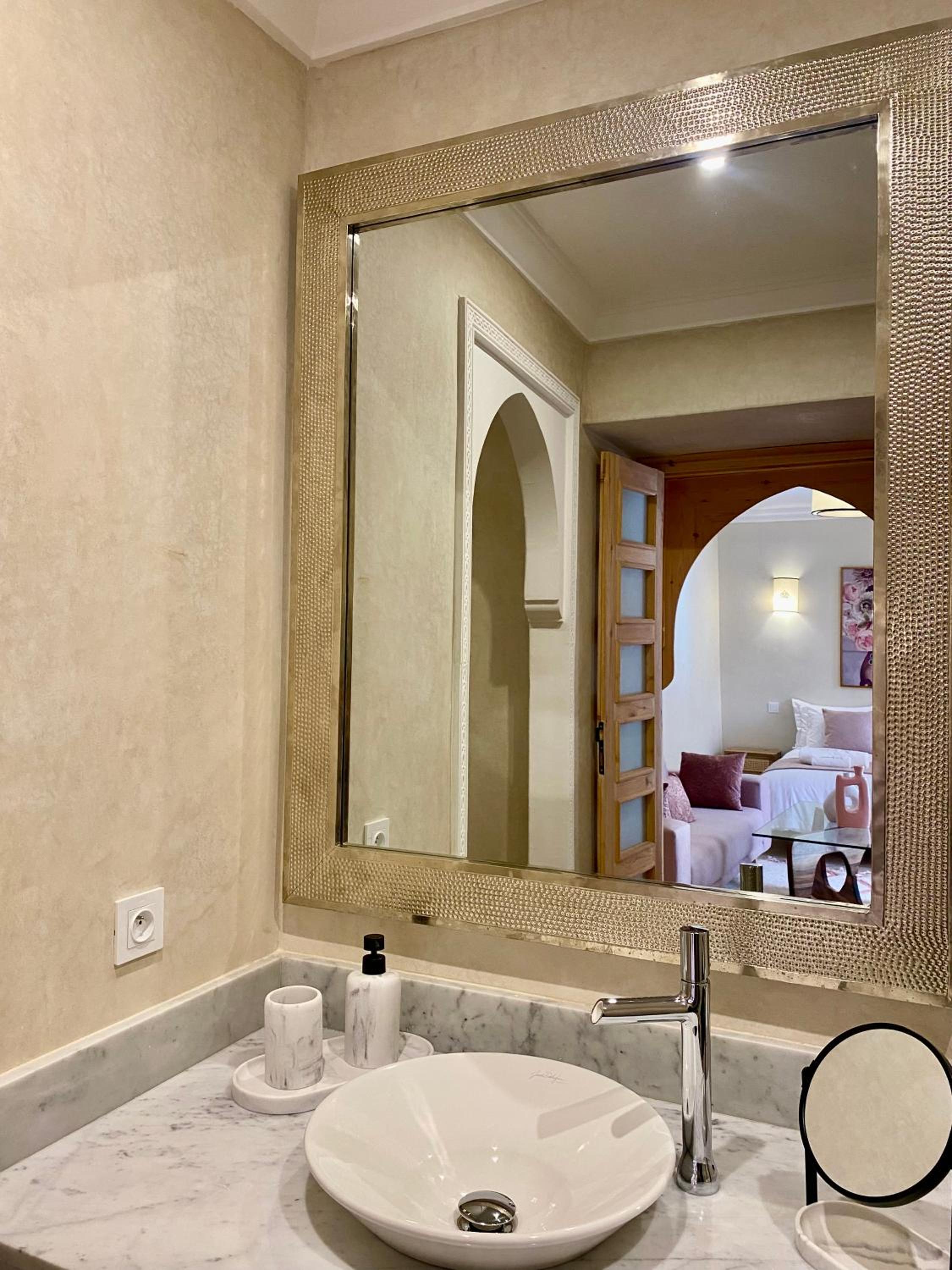 Deluxe Suite - Photo 8