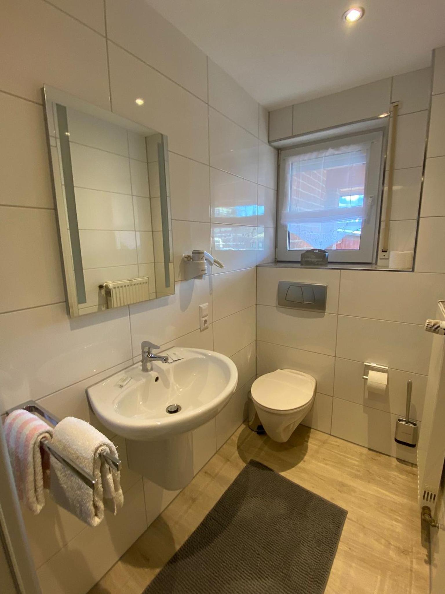 Twin Room with Balcony - Photo 3