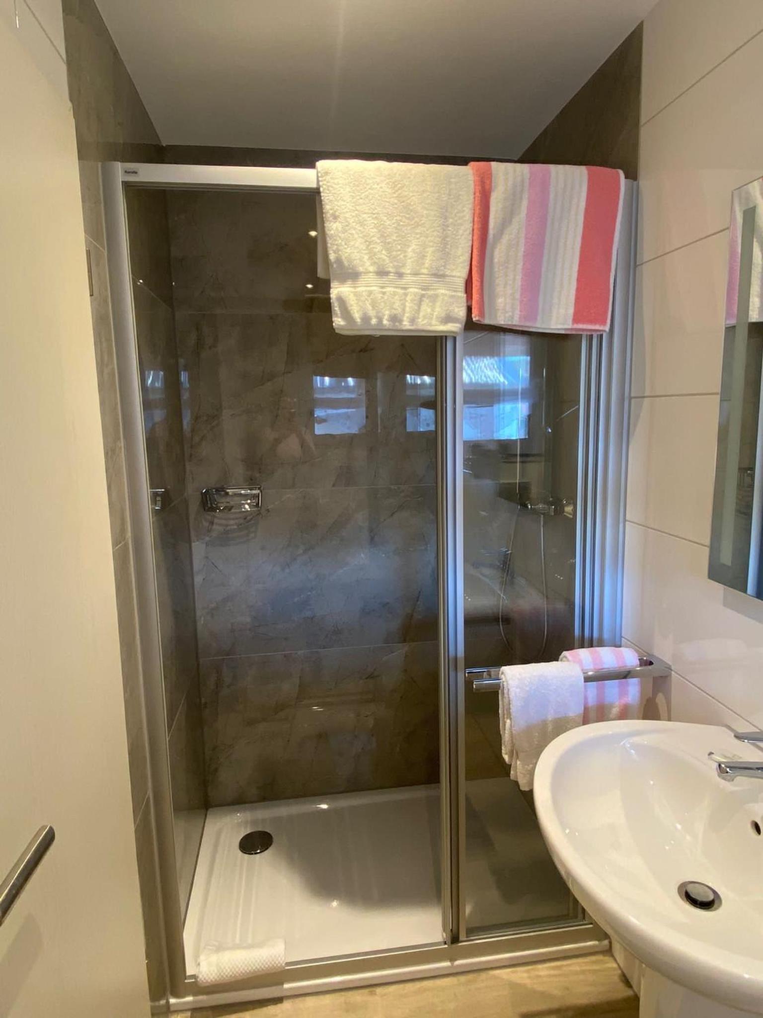Twin Room with Balcony - Photo 6