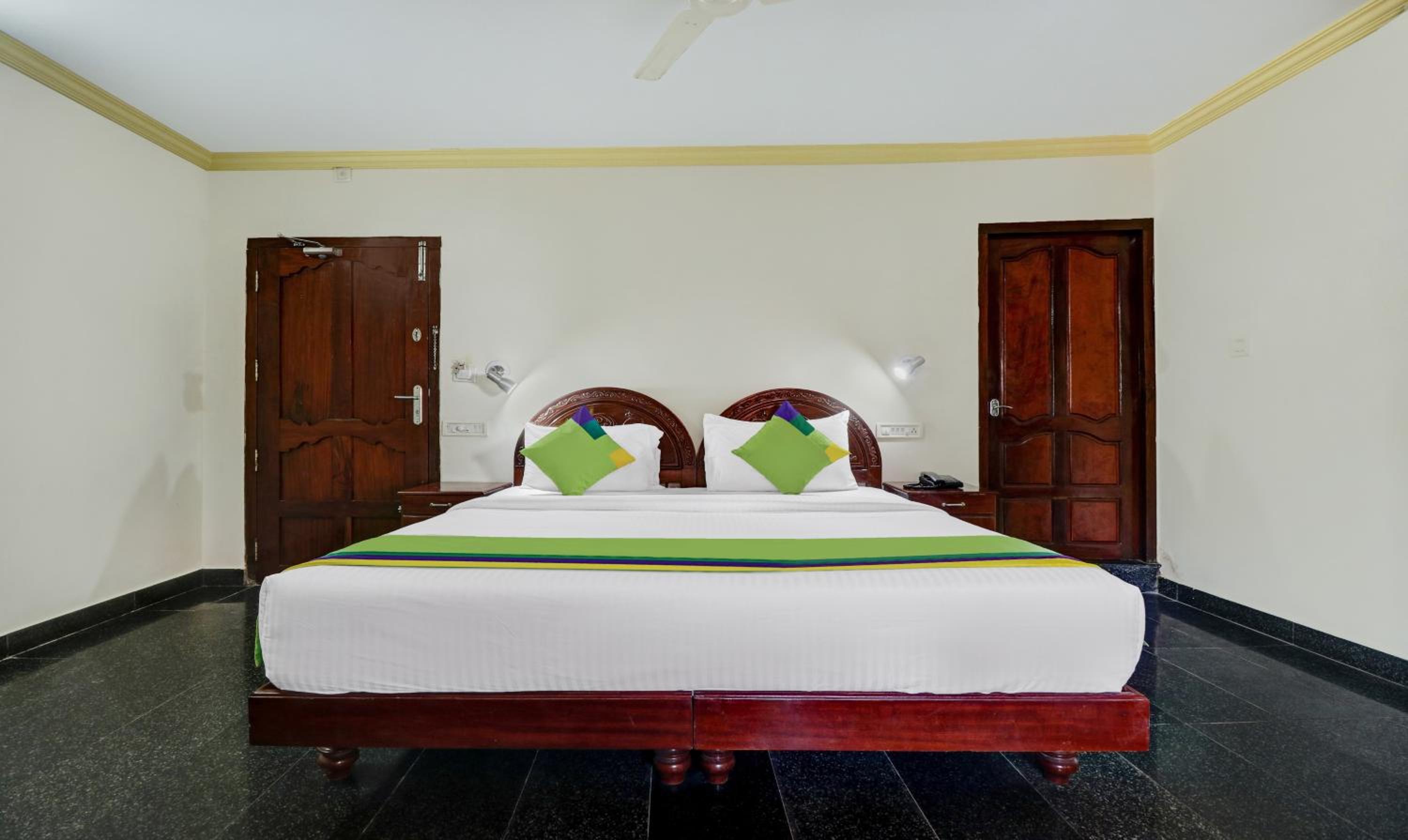 Deluxe Room with Balcony photo 2