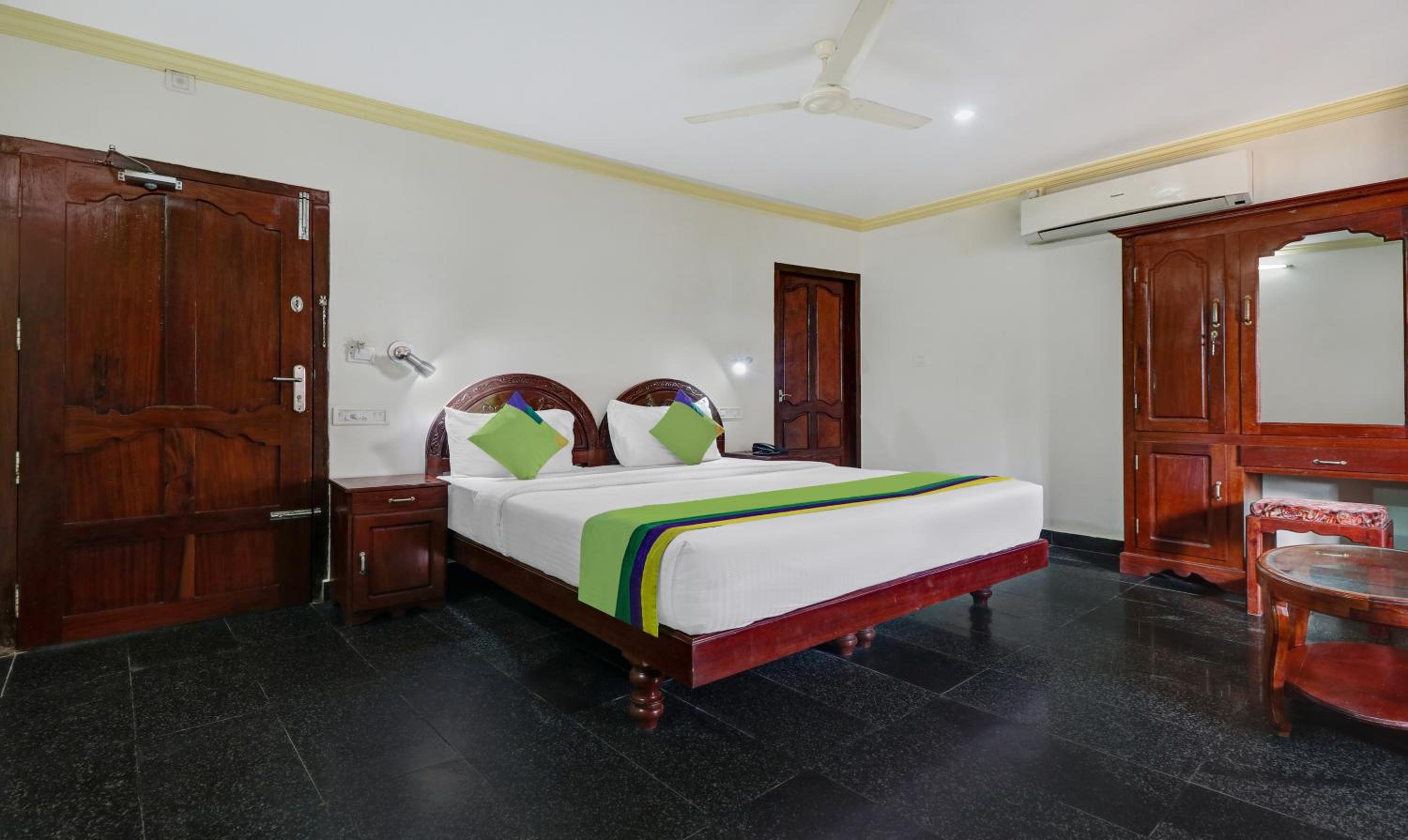 Deluxe Room with Balcony photo 1