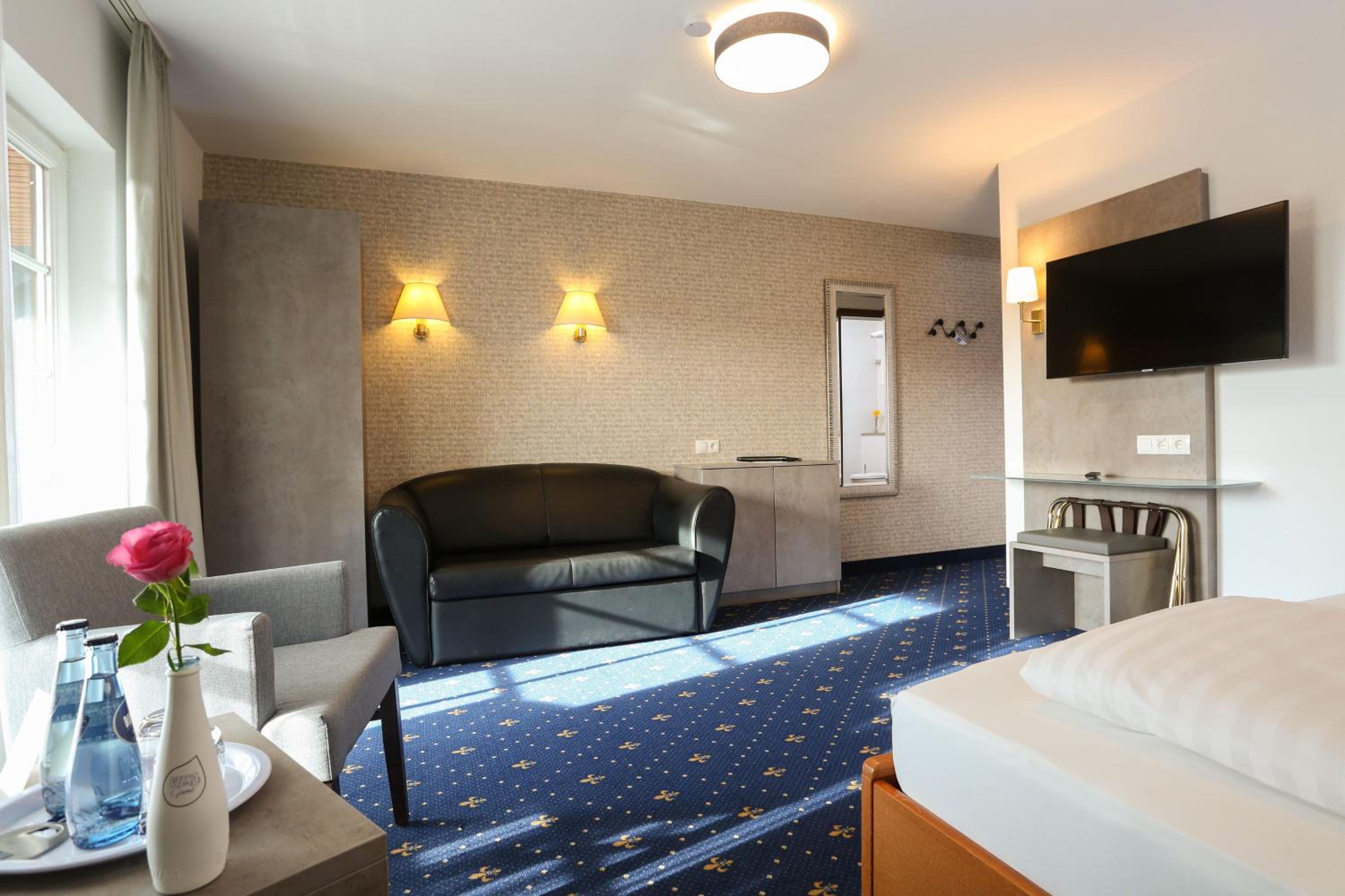 Double Room with Balcony - Photo 6