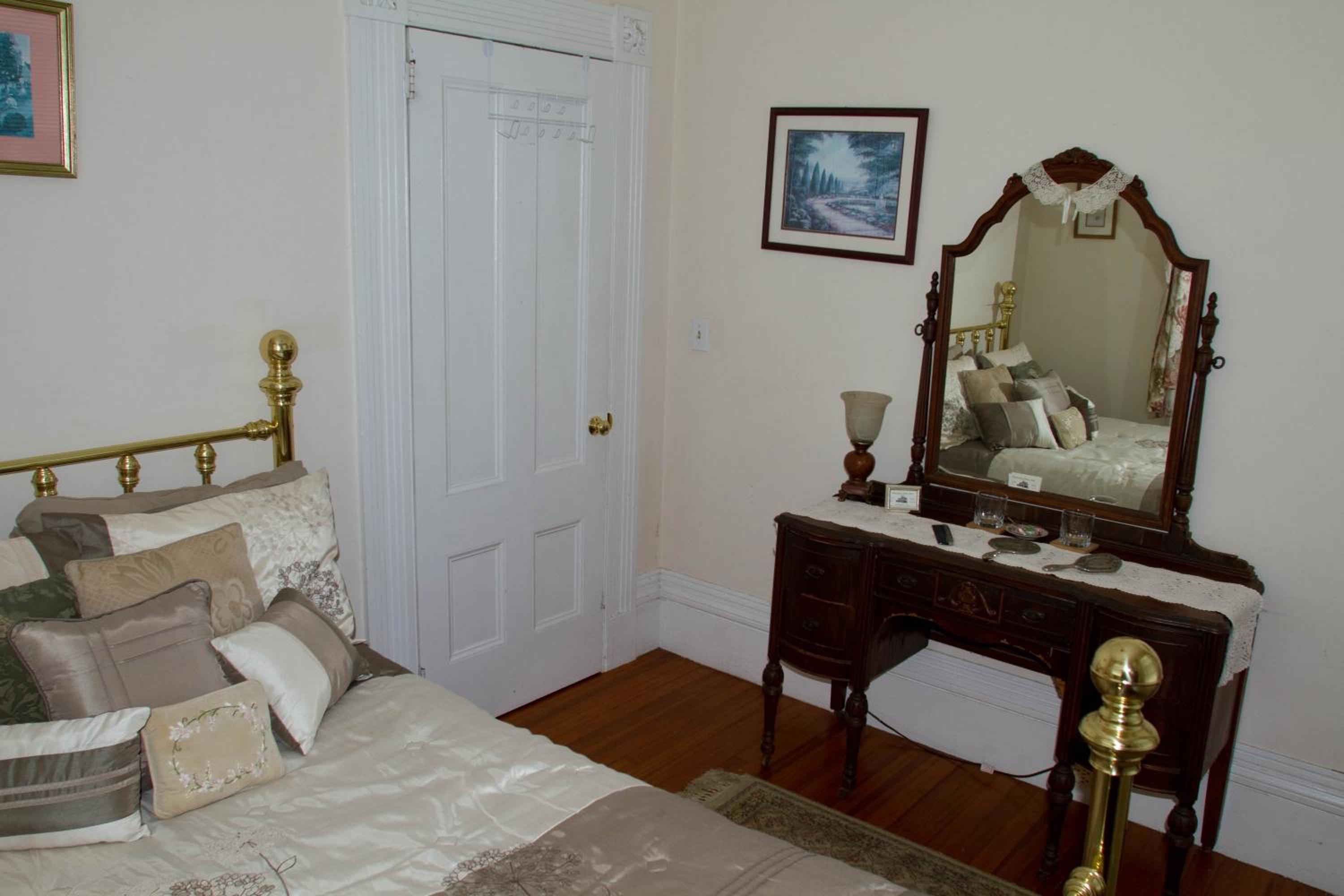 Budget Double Room photo 3