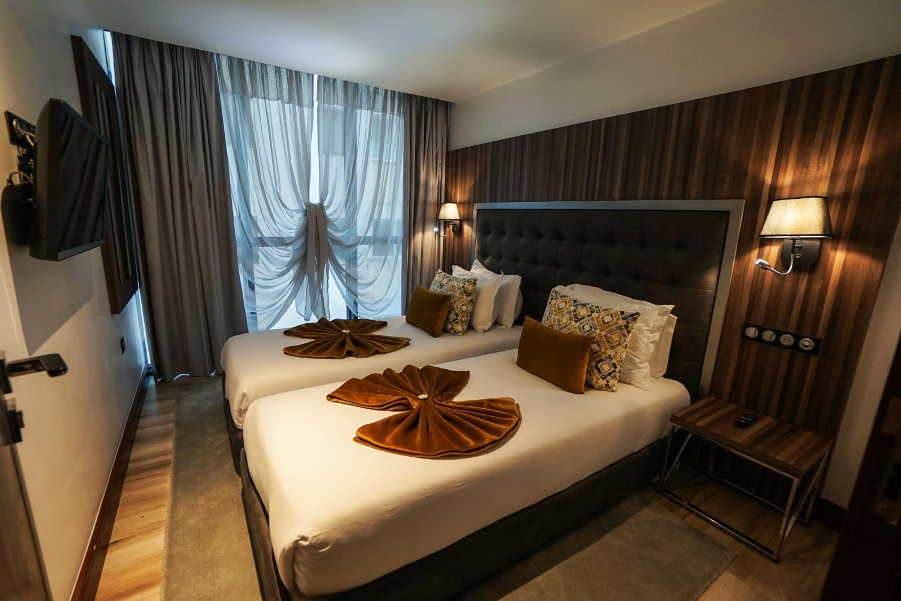 Deluxe Suite with Side sea view