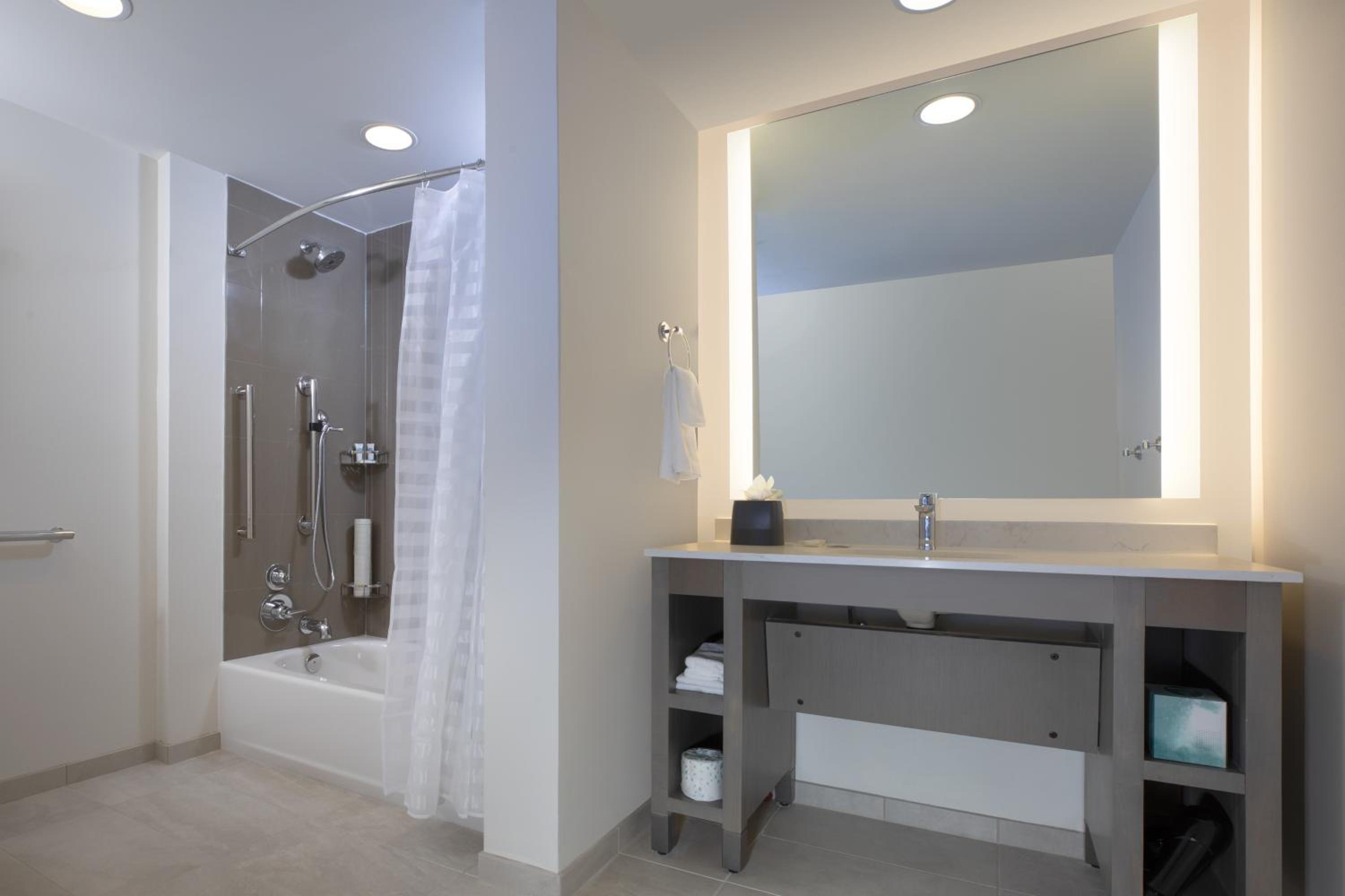 One-Bedroom Queen Suite with Kitchen and Accessible Tub - Disability Access