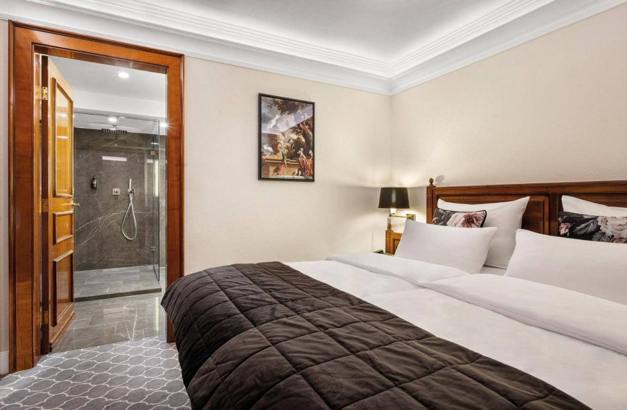 Junior Suite with Double Bed - Photo 6