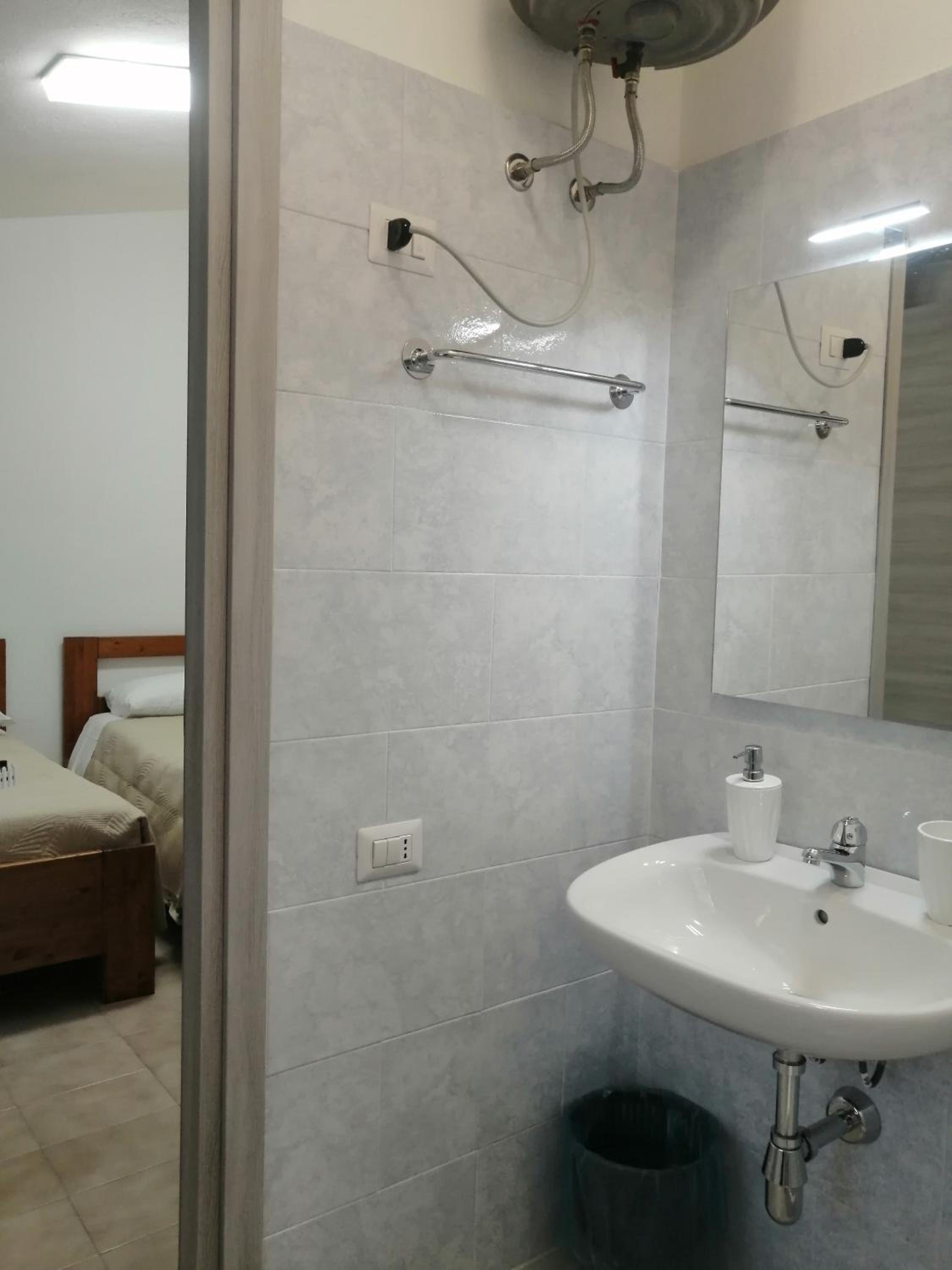 Twin Room - Photo 9
