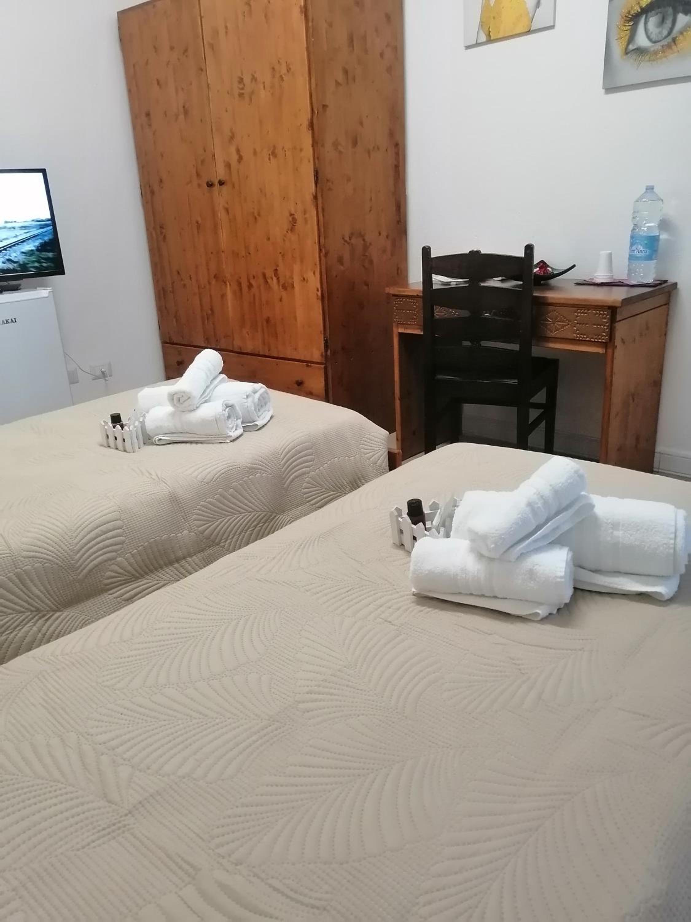 Twin Room - Photo 11