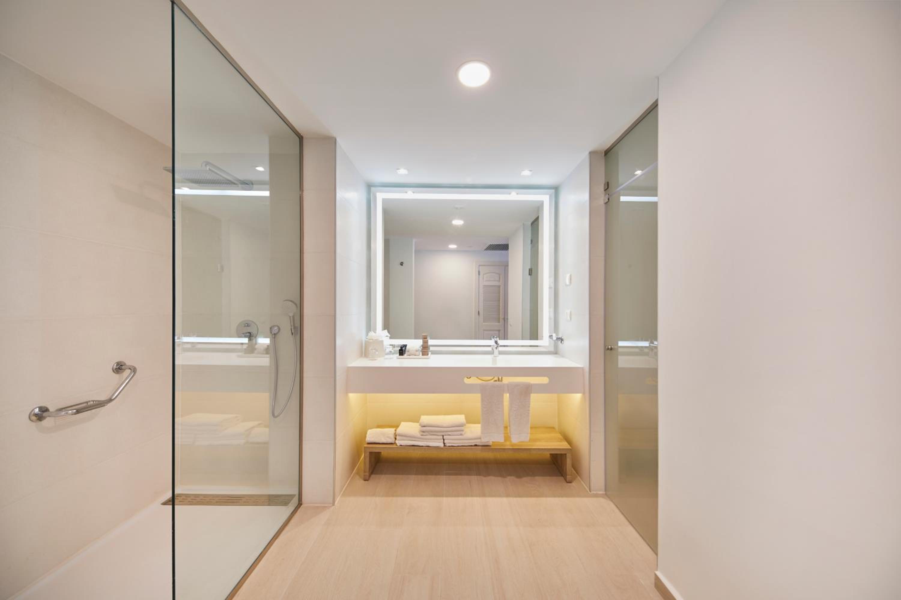 Junior Suite Deluxe Corner (3 Adults)