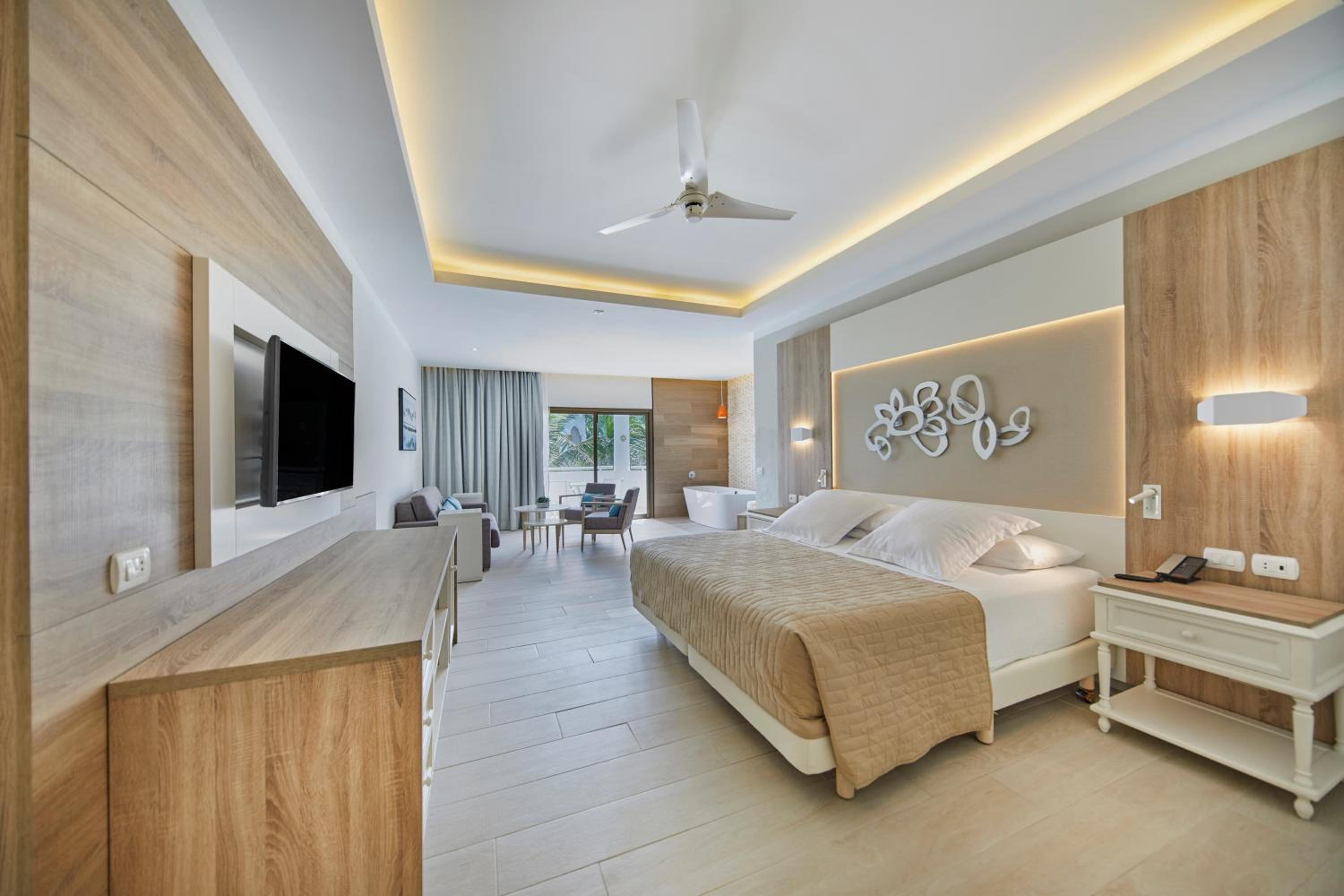 Junior Suite Deluxe Corner (3 Adults)