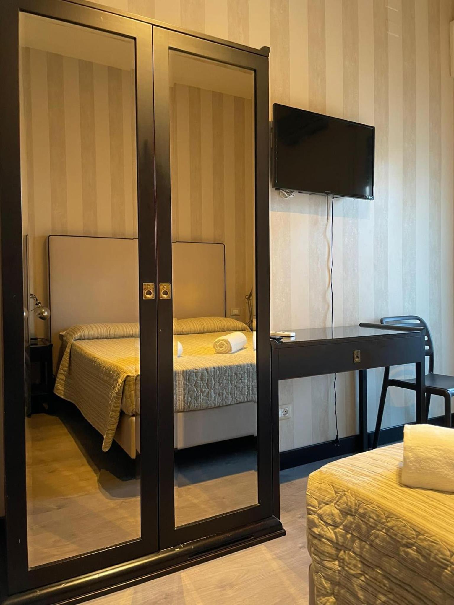 Double or Twin Room - Photo 5