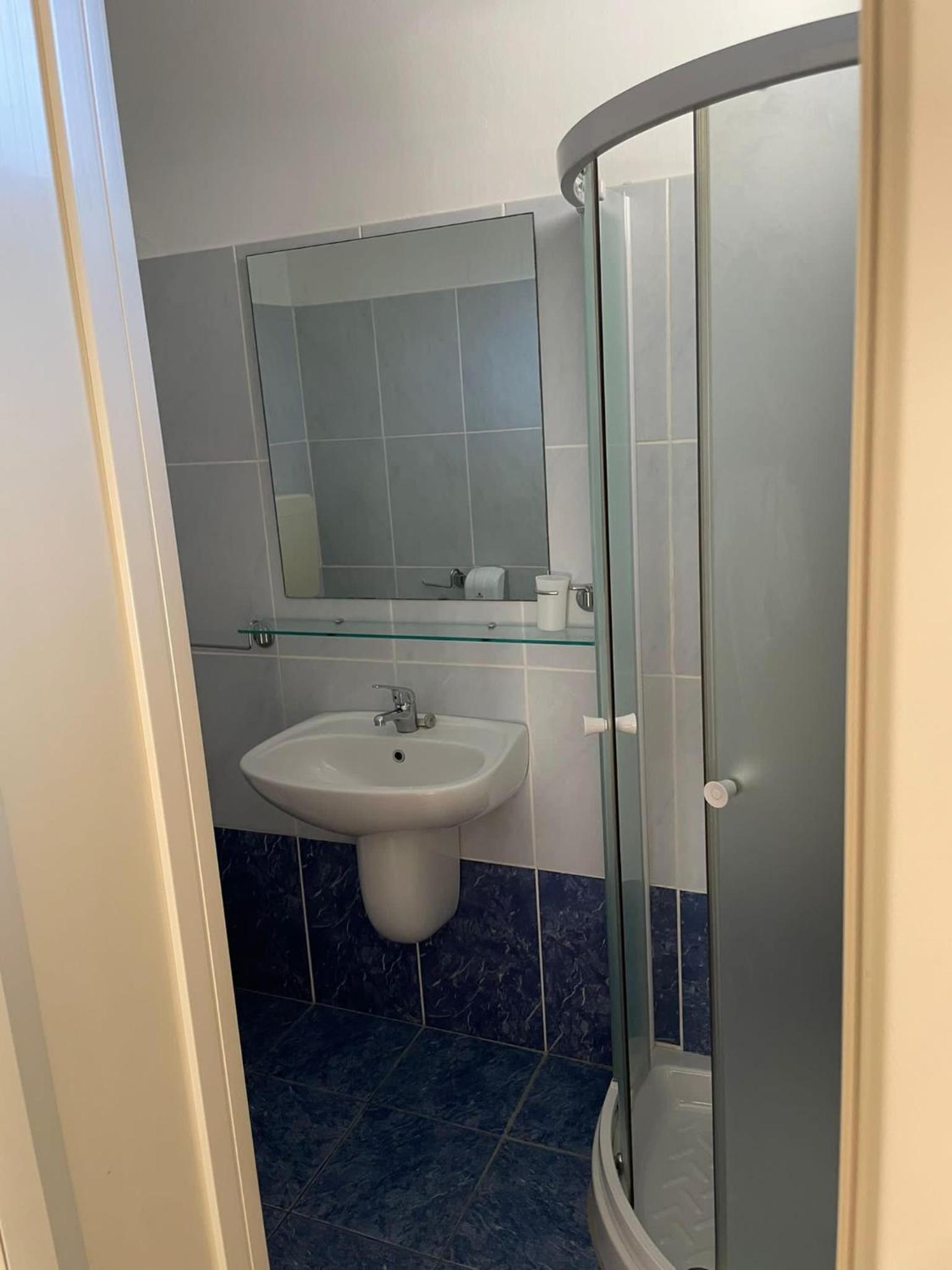 Double or Twin Room - Photo 6