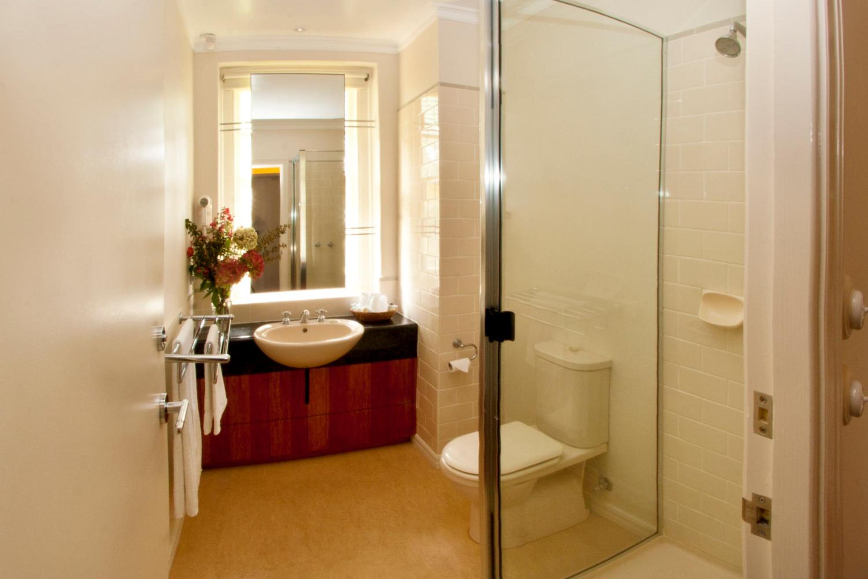 Deluxe Queen Suite - Photo 2