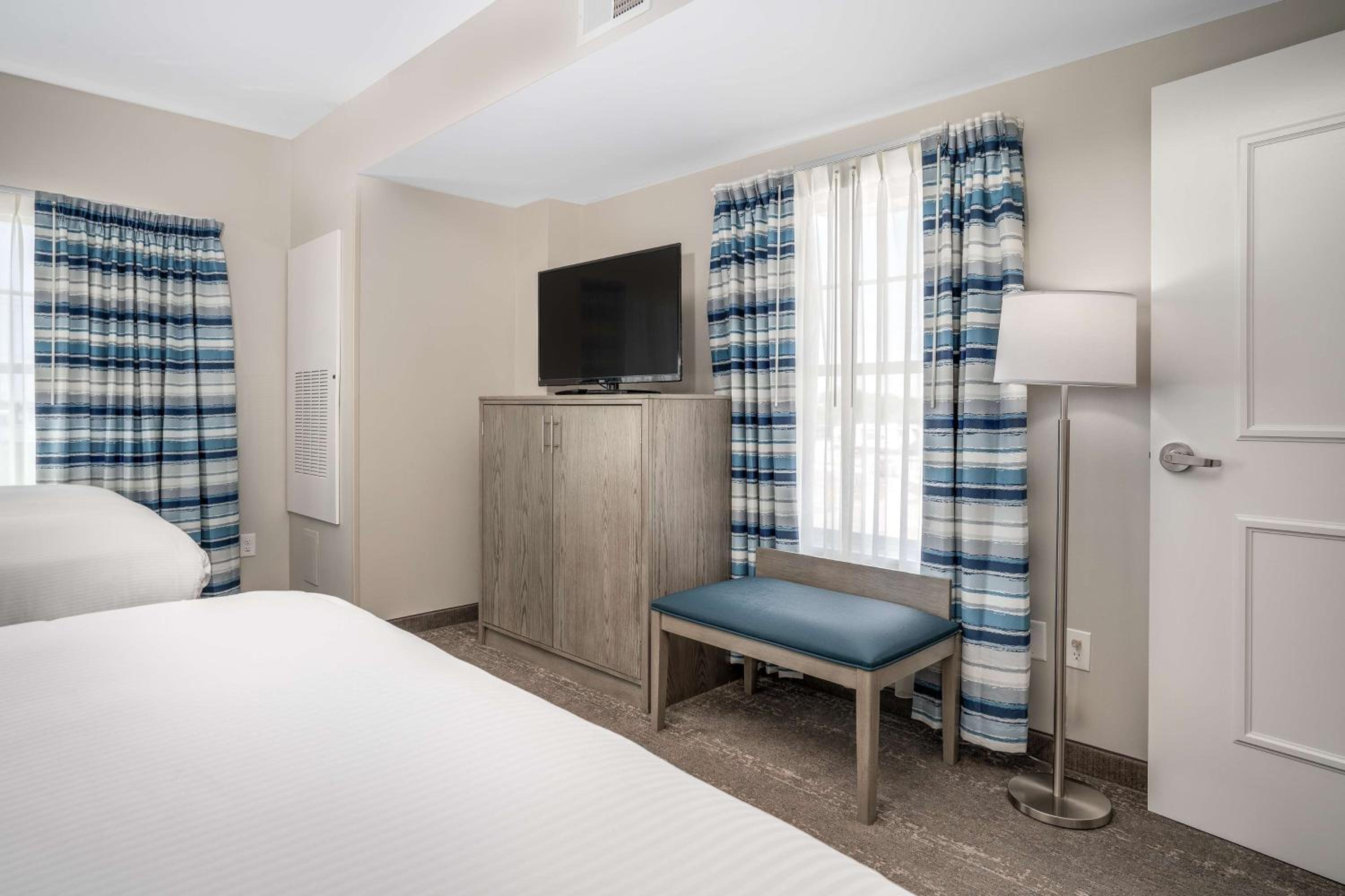 Queen Suite with Two Queen Beds - Photo 3
