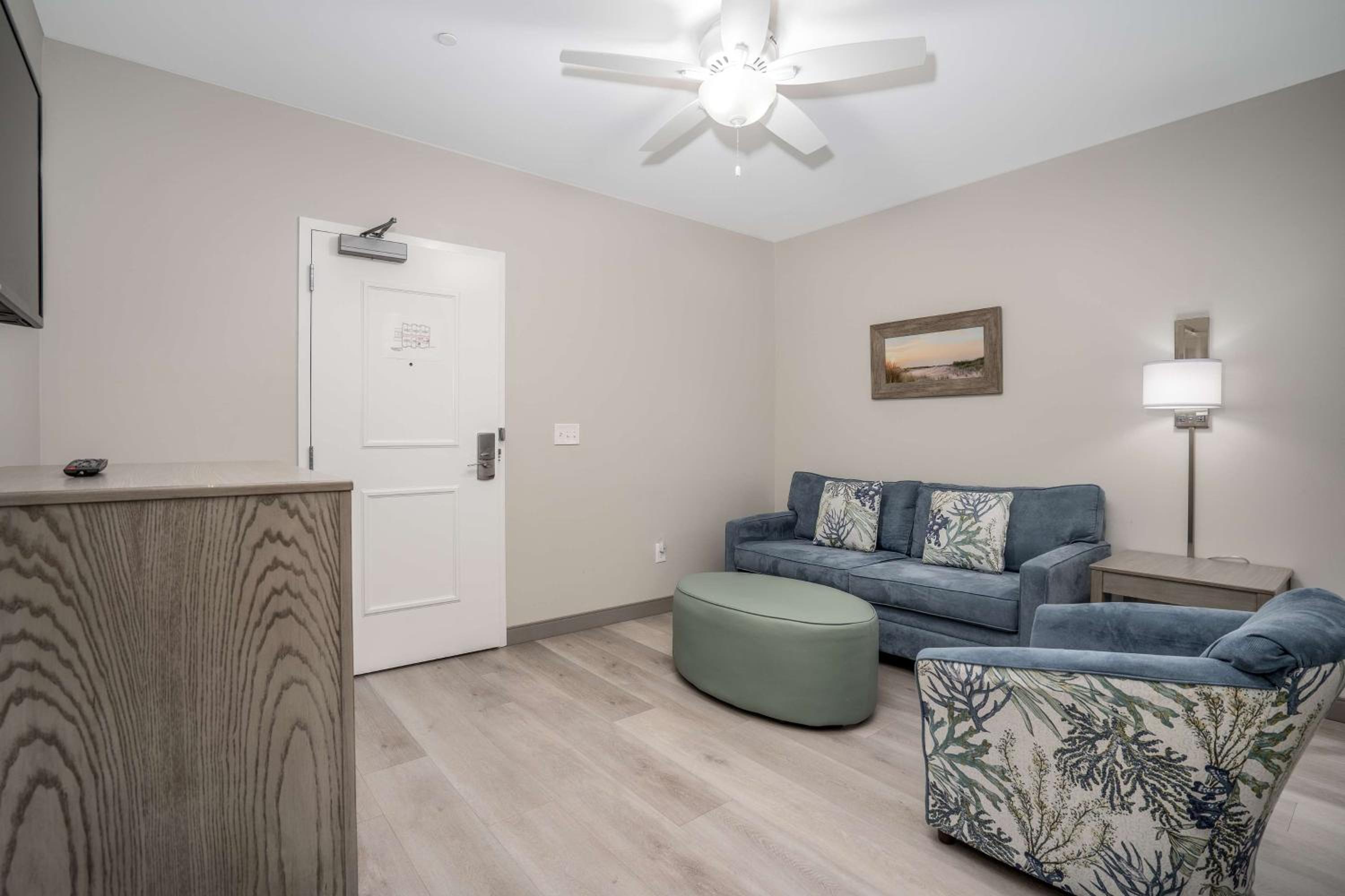 Queen Suite with Two Queen Beds - Photo 4