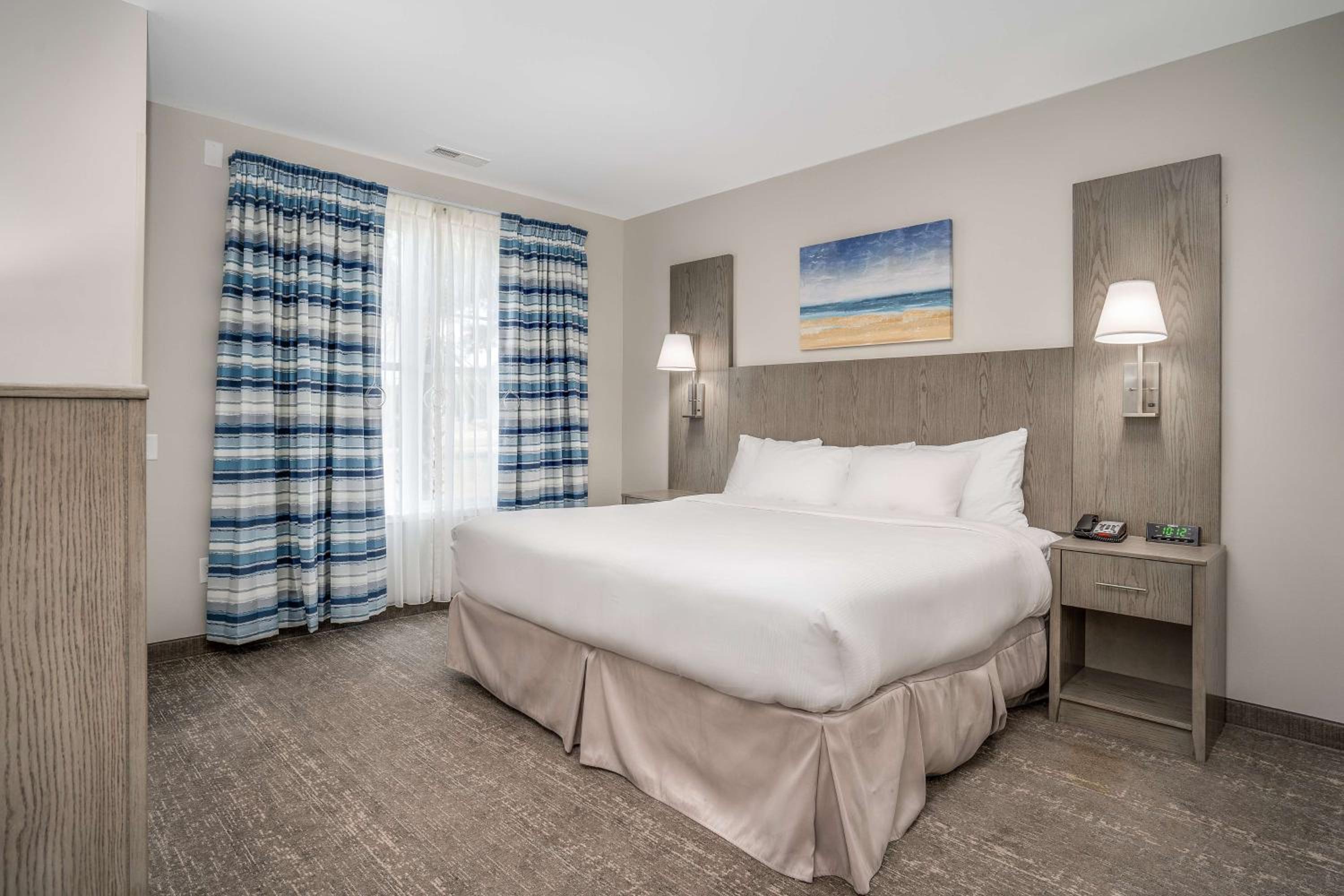 One-Bedroom King Suite with Bath Tub and Living Room - Disability Access/Non-Smoking - Photo 1