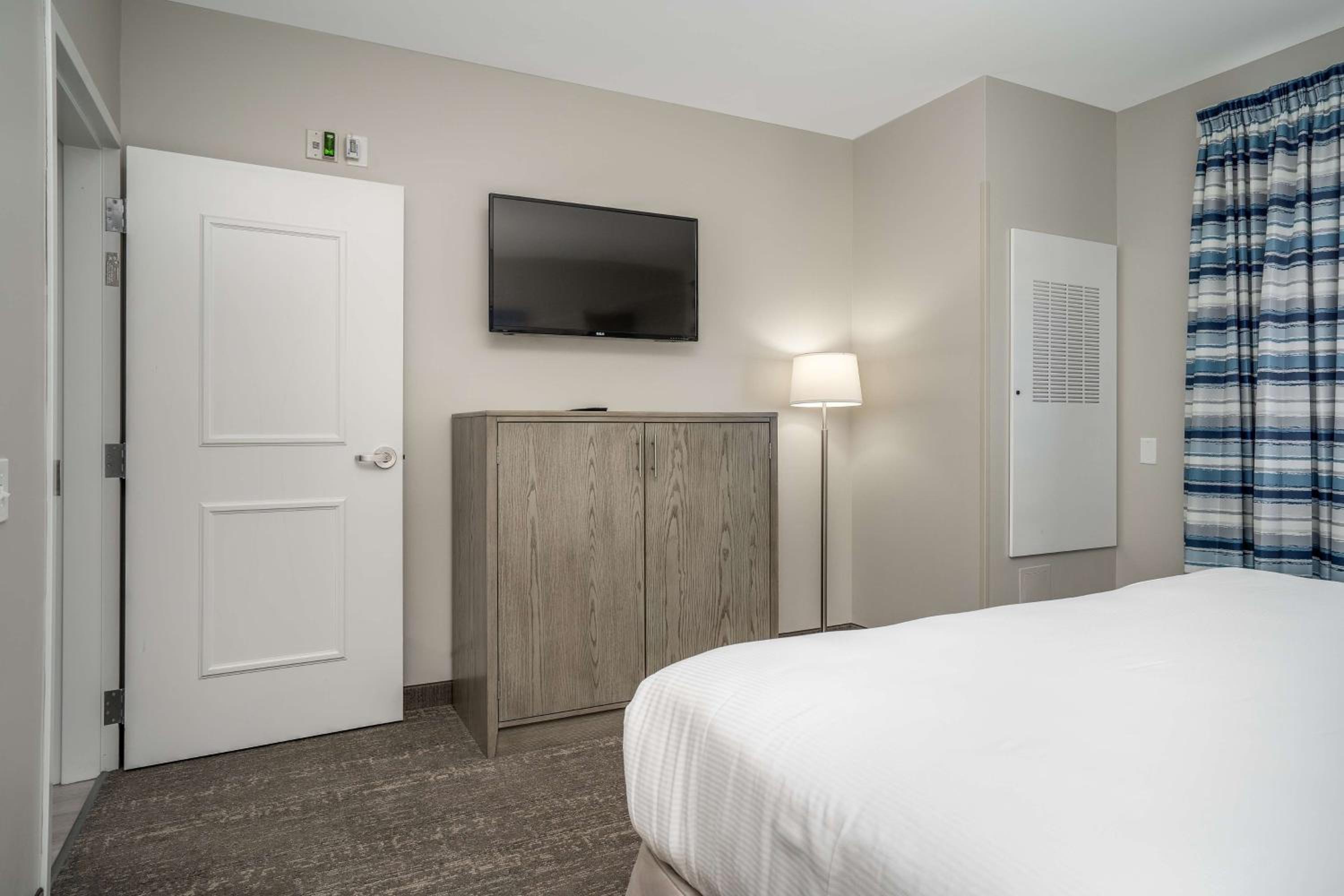 One-Bedroom King Suite with Bath Tub and Living Room - Disability Access/Non-Smoking - Photo 3