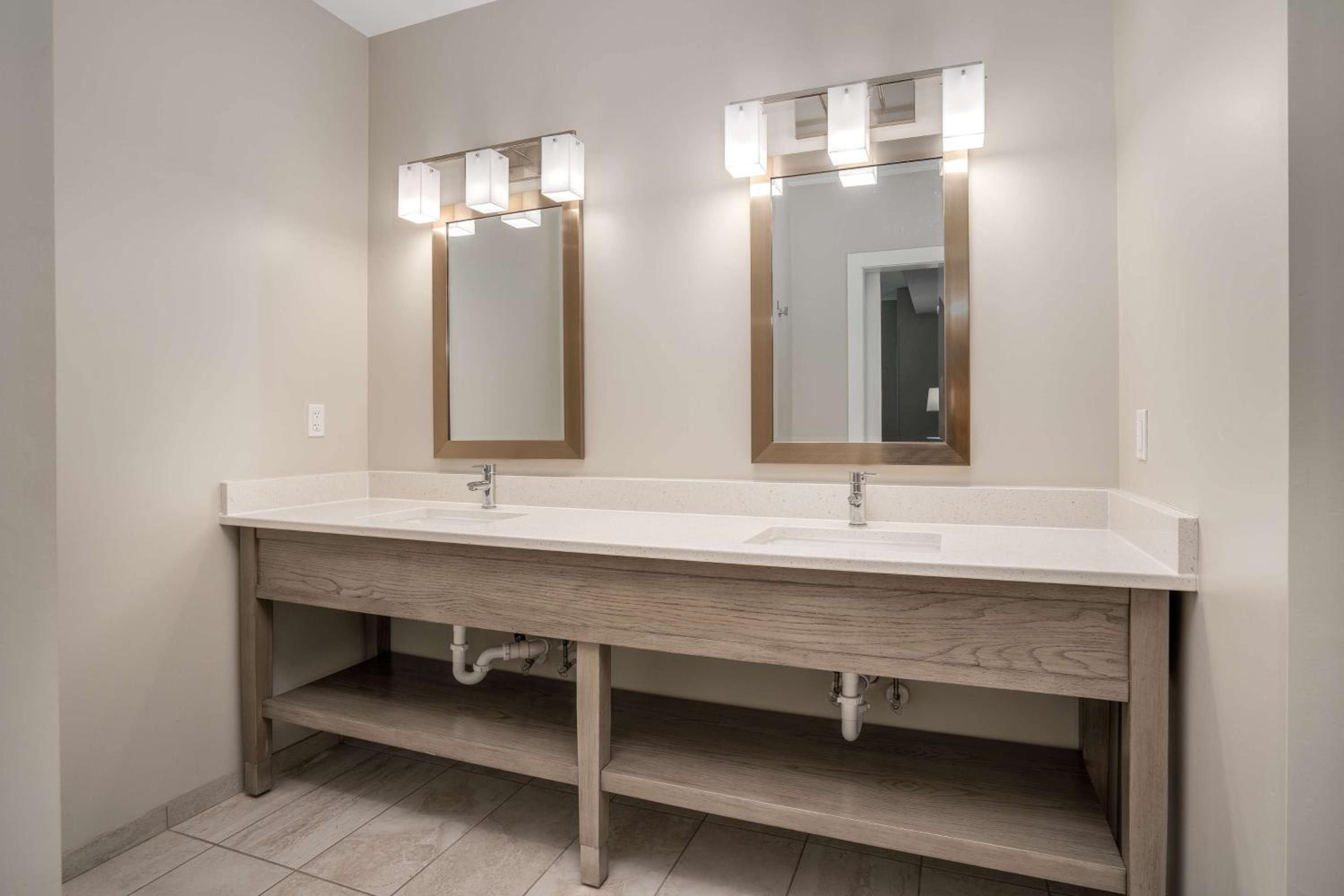 Executive King Suite - Photo 7