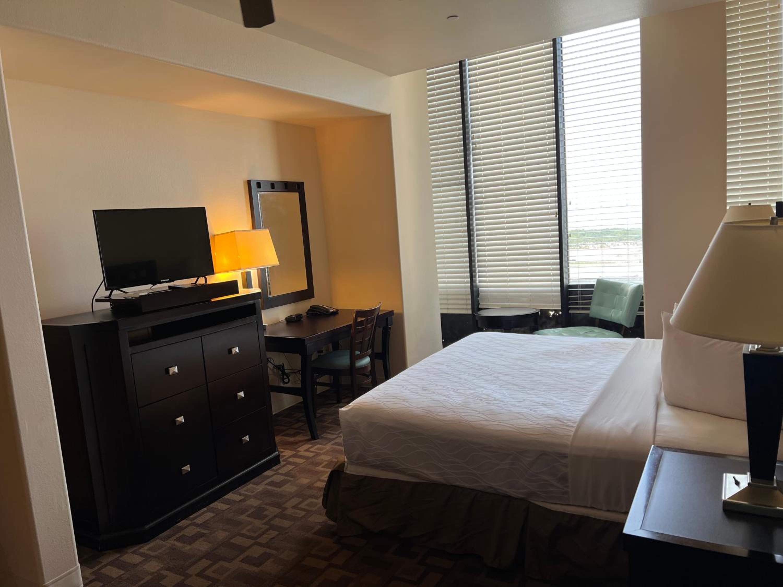 Deluxe King with Kitchenette and Sofa Bed - Photo 3