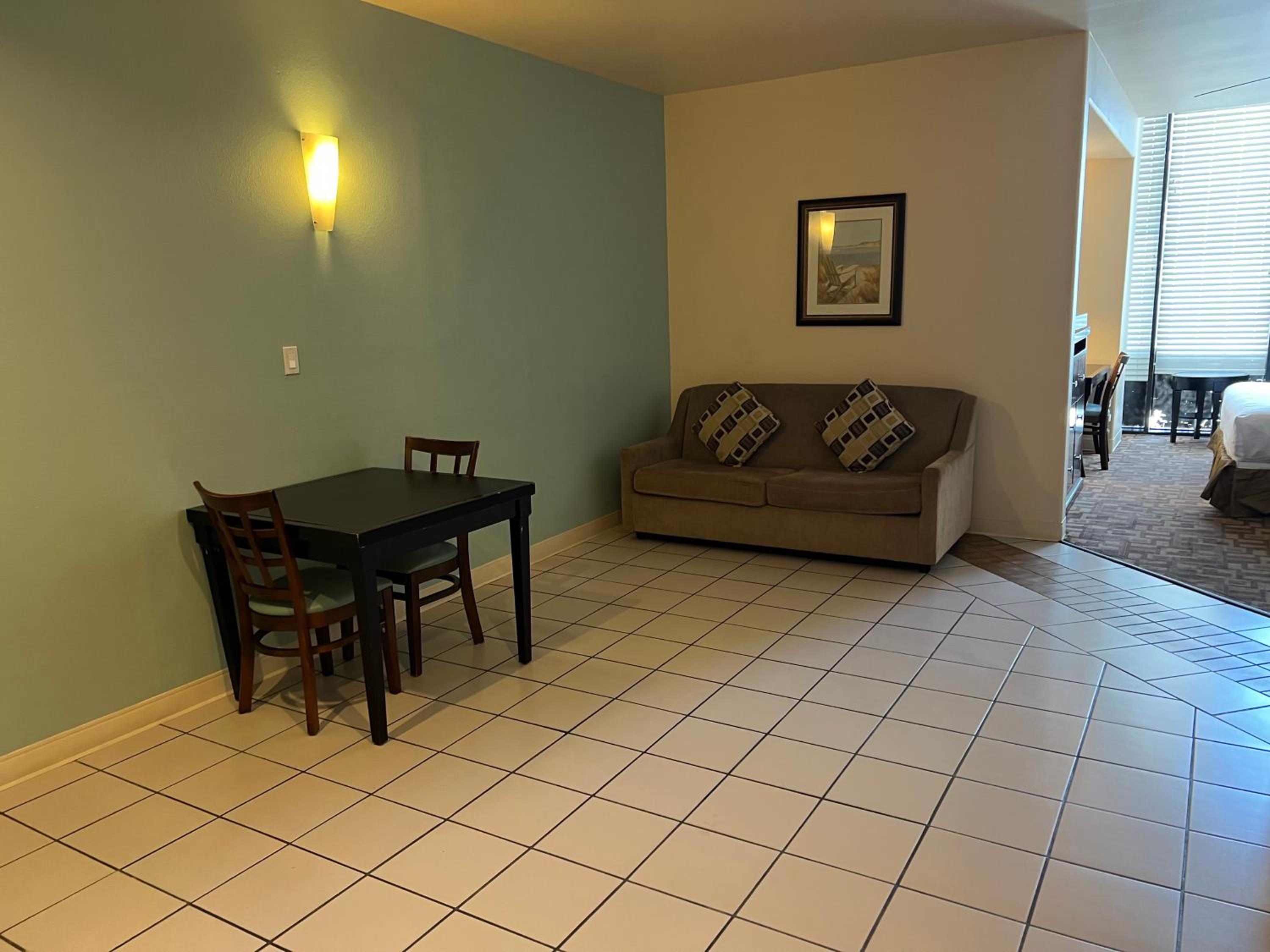 Deluxe King with Kitchenette and Sofa Bed - Photo 2