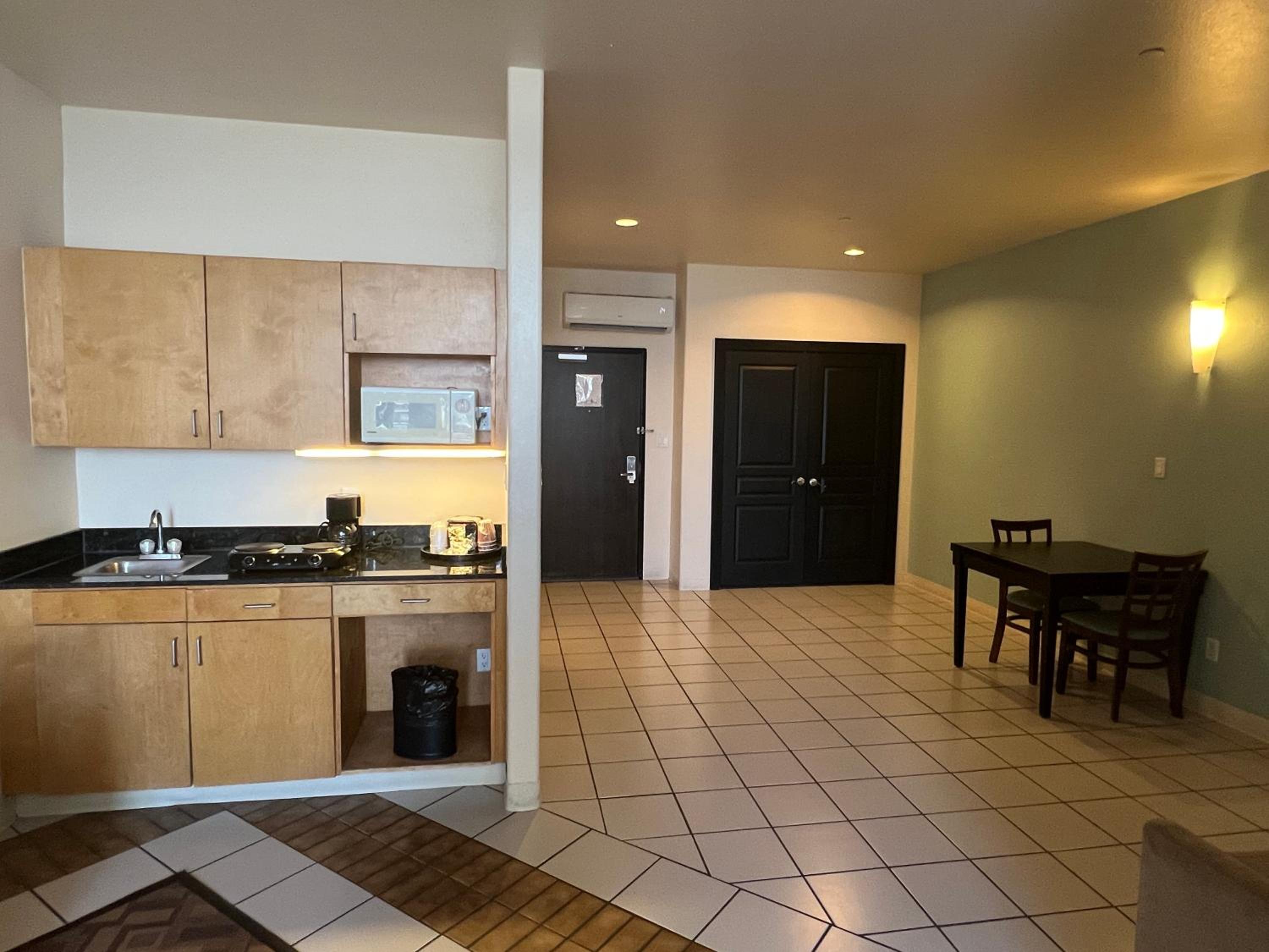 Deluxe King with Kitchenette and Sofa Bed - Photo 16