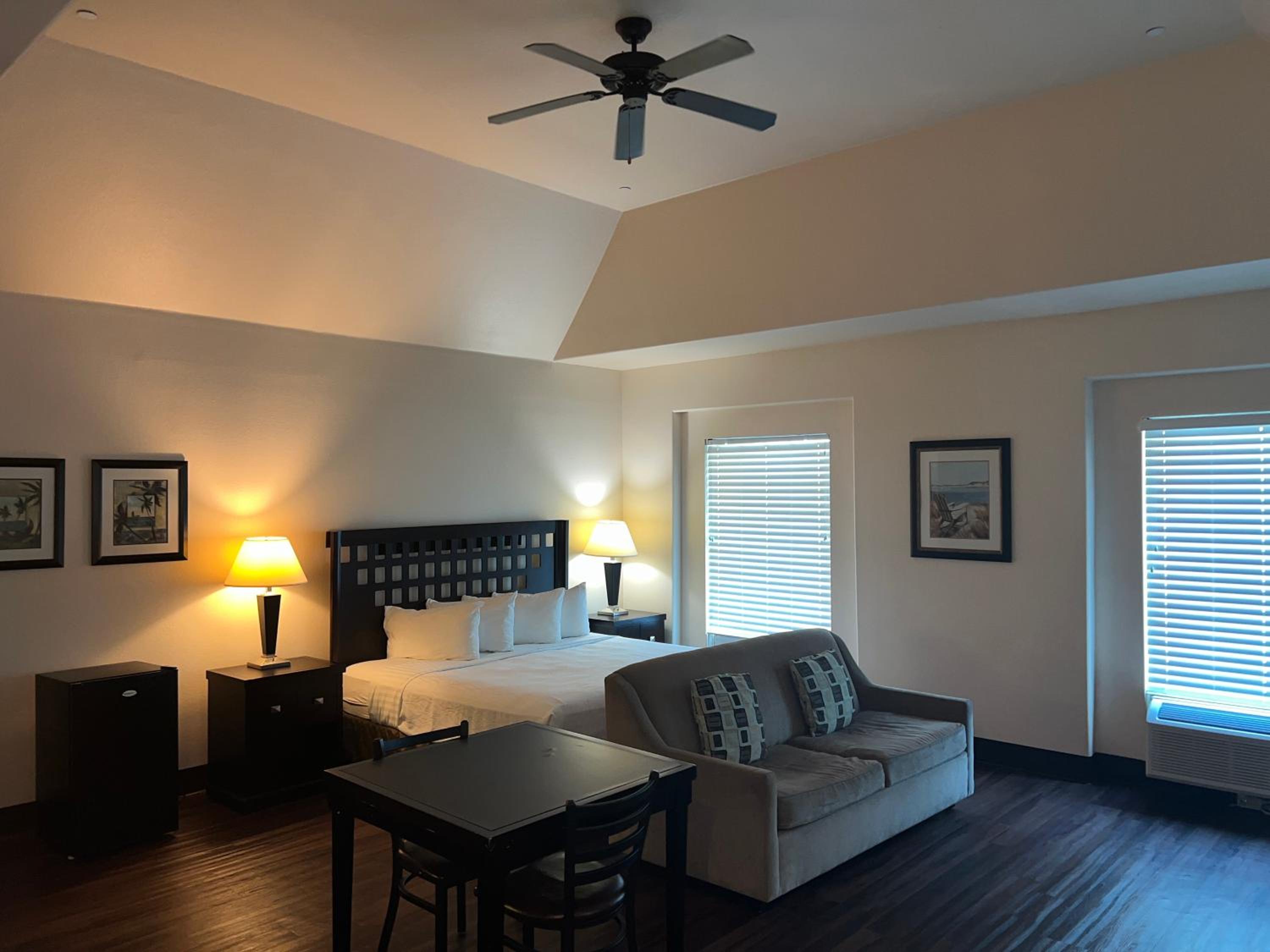 Deluxe King with Kitchenette and Sofa Bed - Photo 8