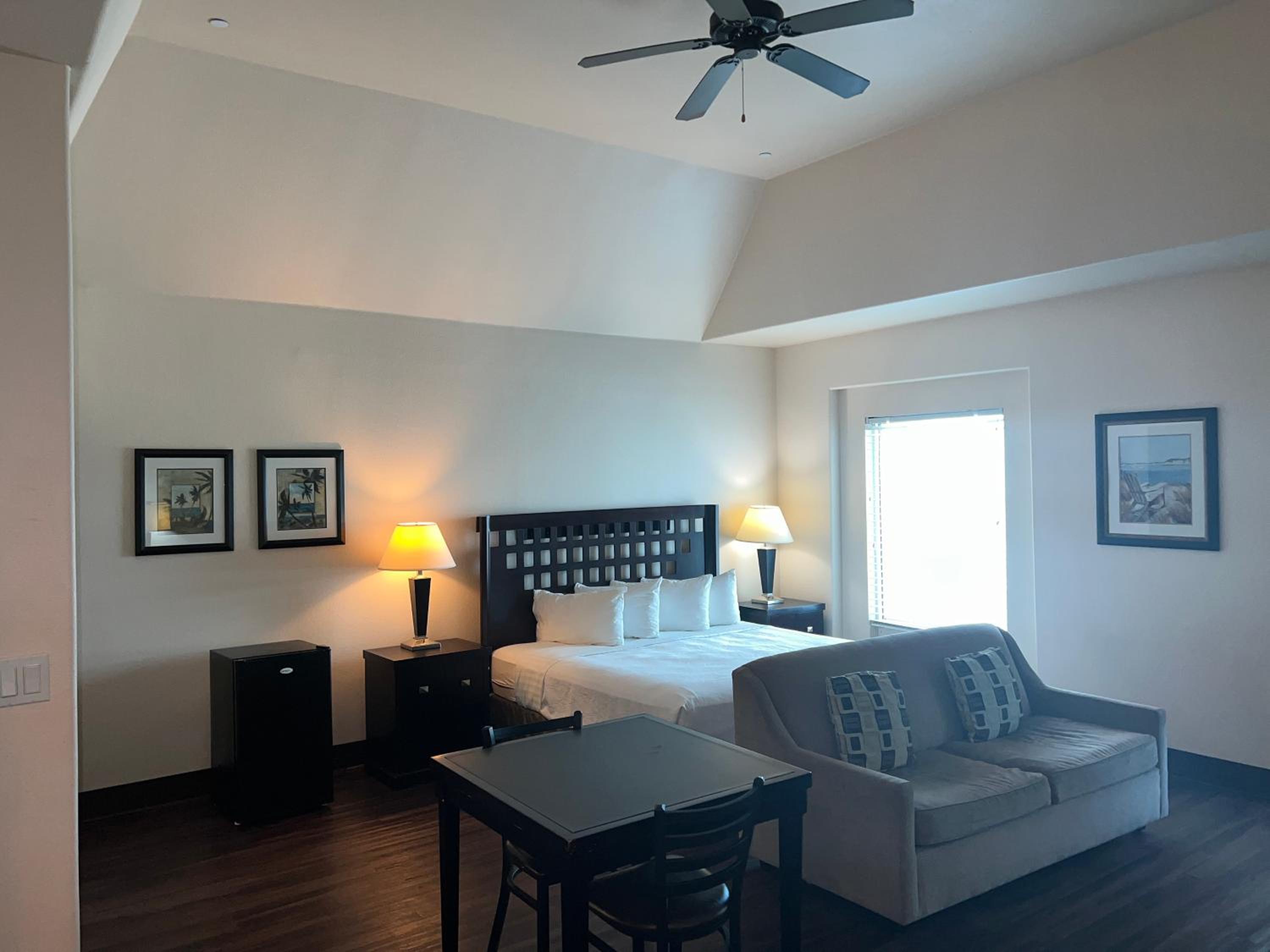 Deluxe King with Kitchenette and Sofa Bed - Photo 6