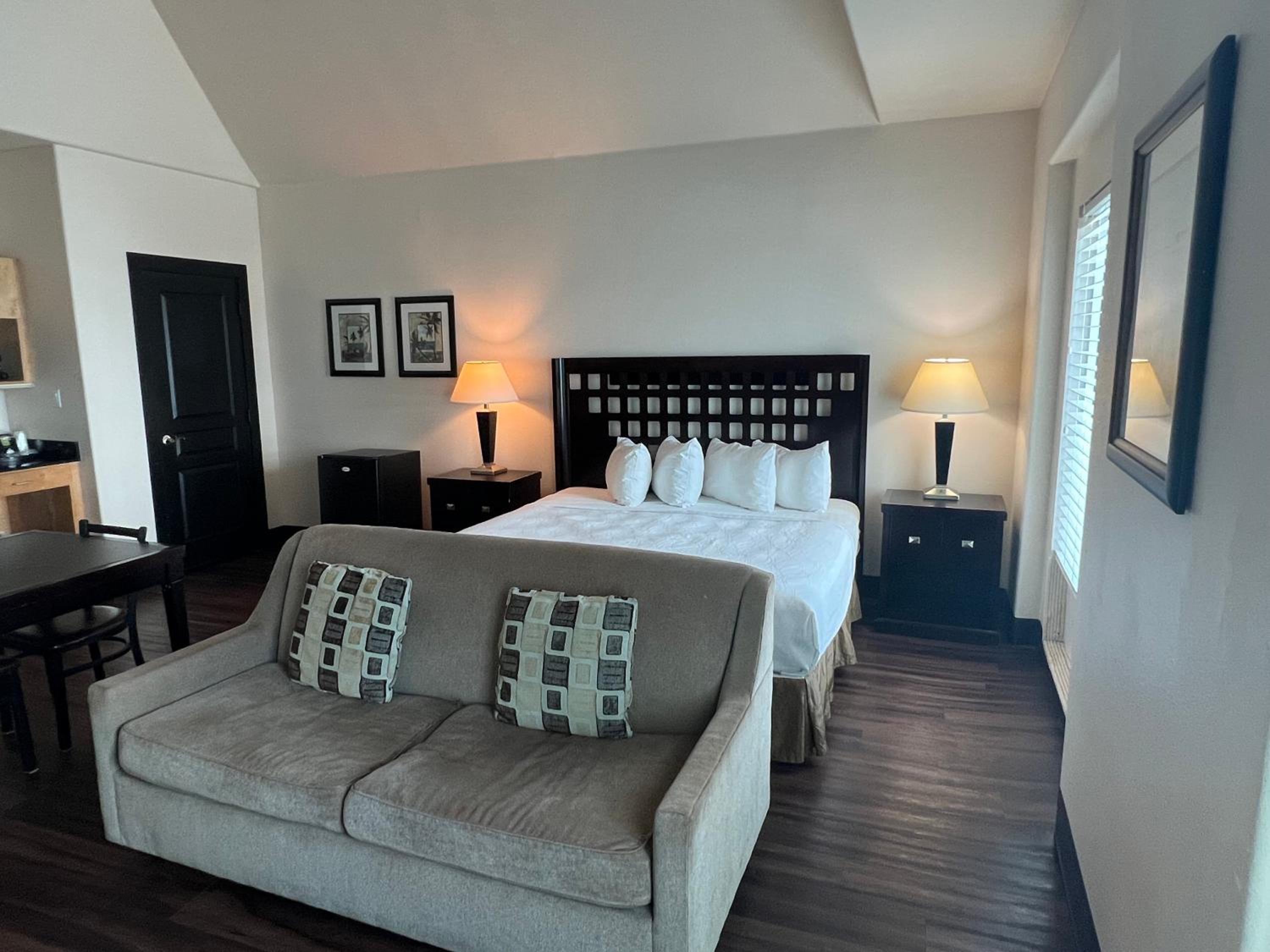 Deluxe King with Kitchenette and Sofa Bed - Photo 7