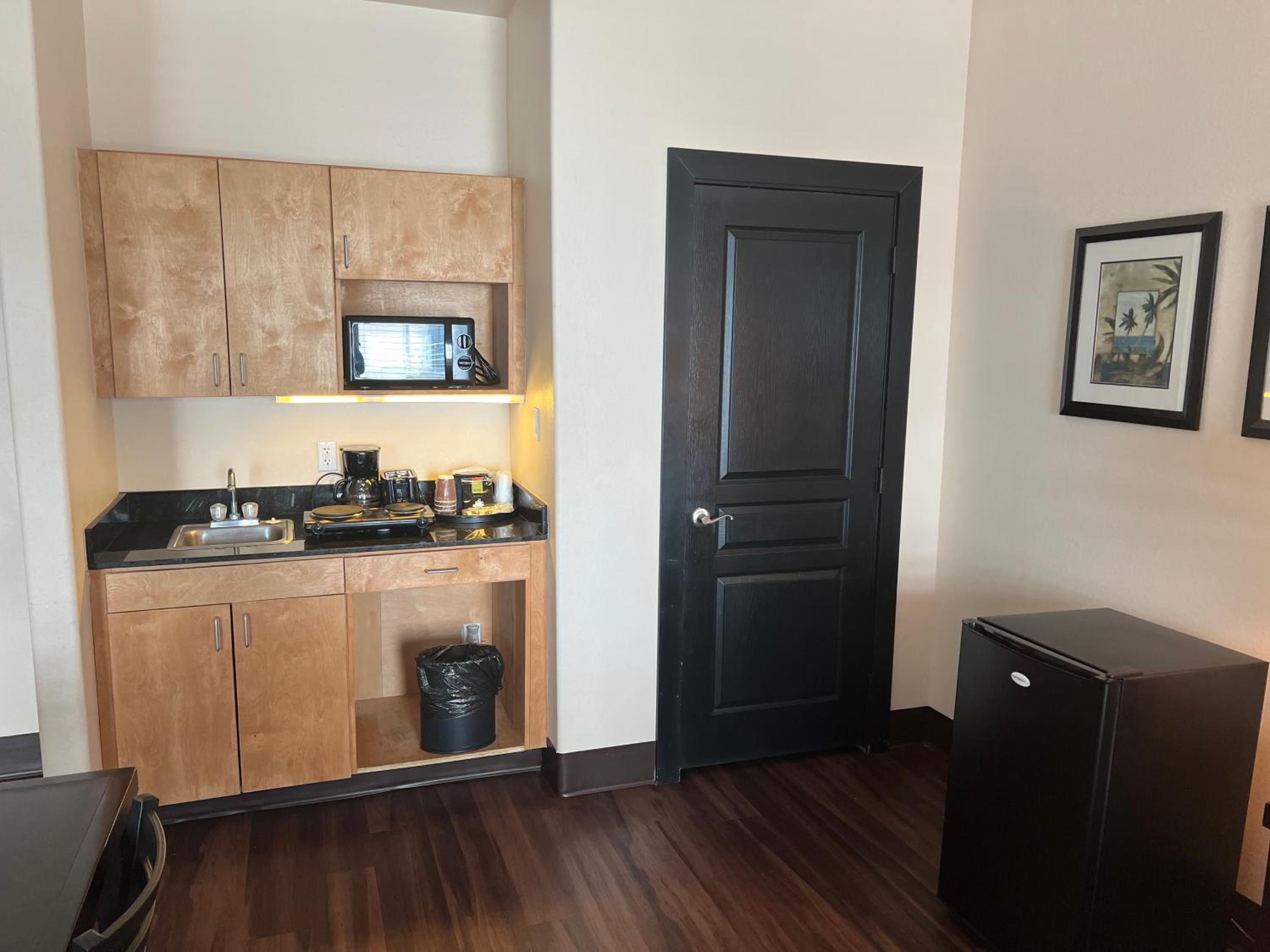 Deluxe King with Kitchenette and Sofa Bed - Photo 5