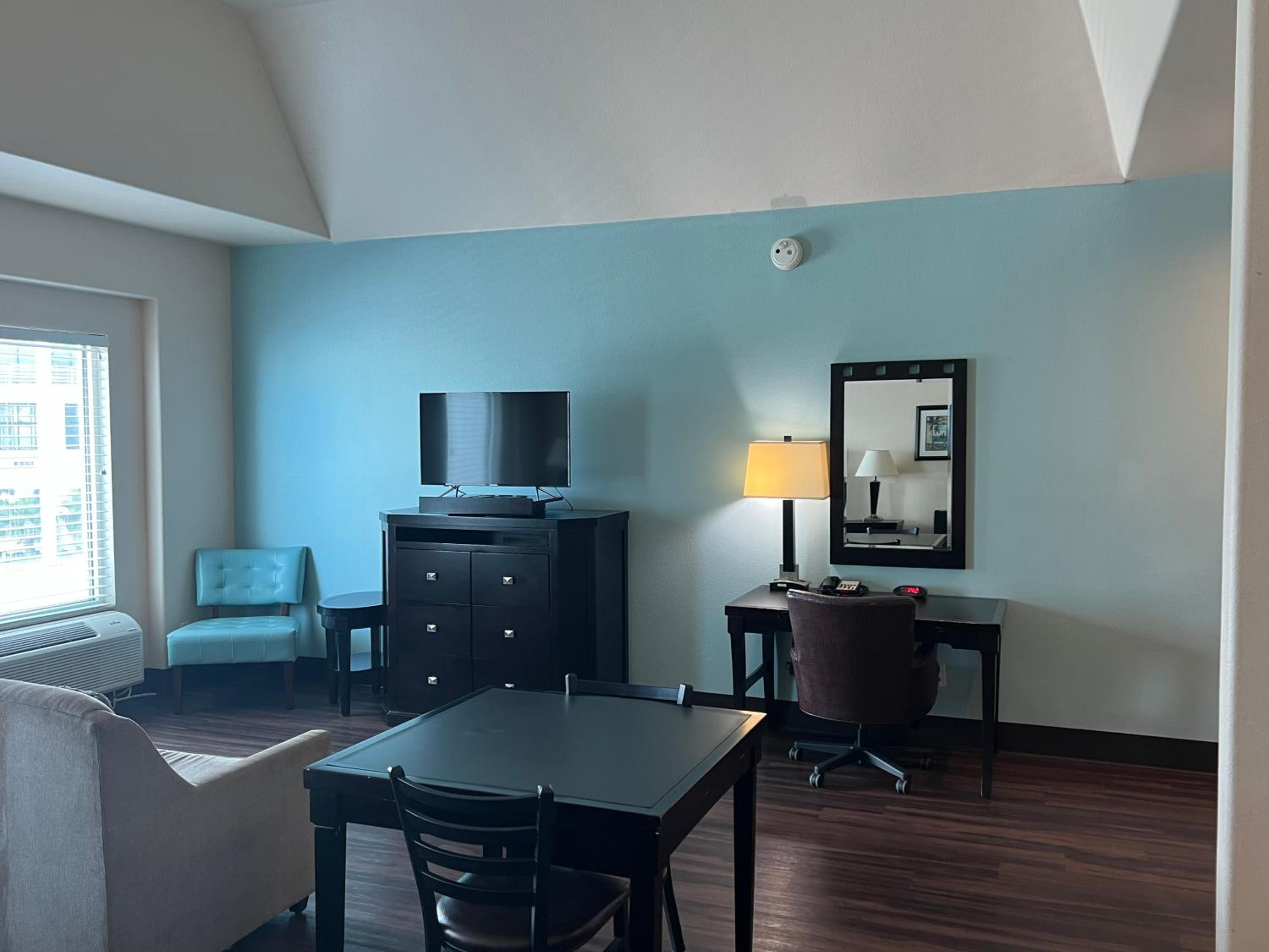 Deluxe King with Kitchenette and Sofa Bed - Photo 4