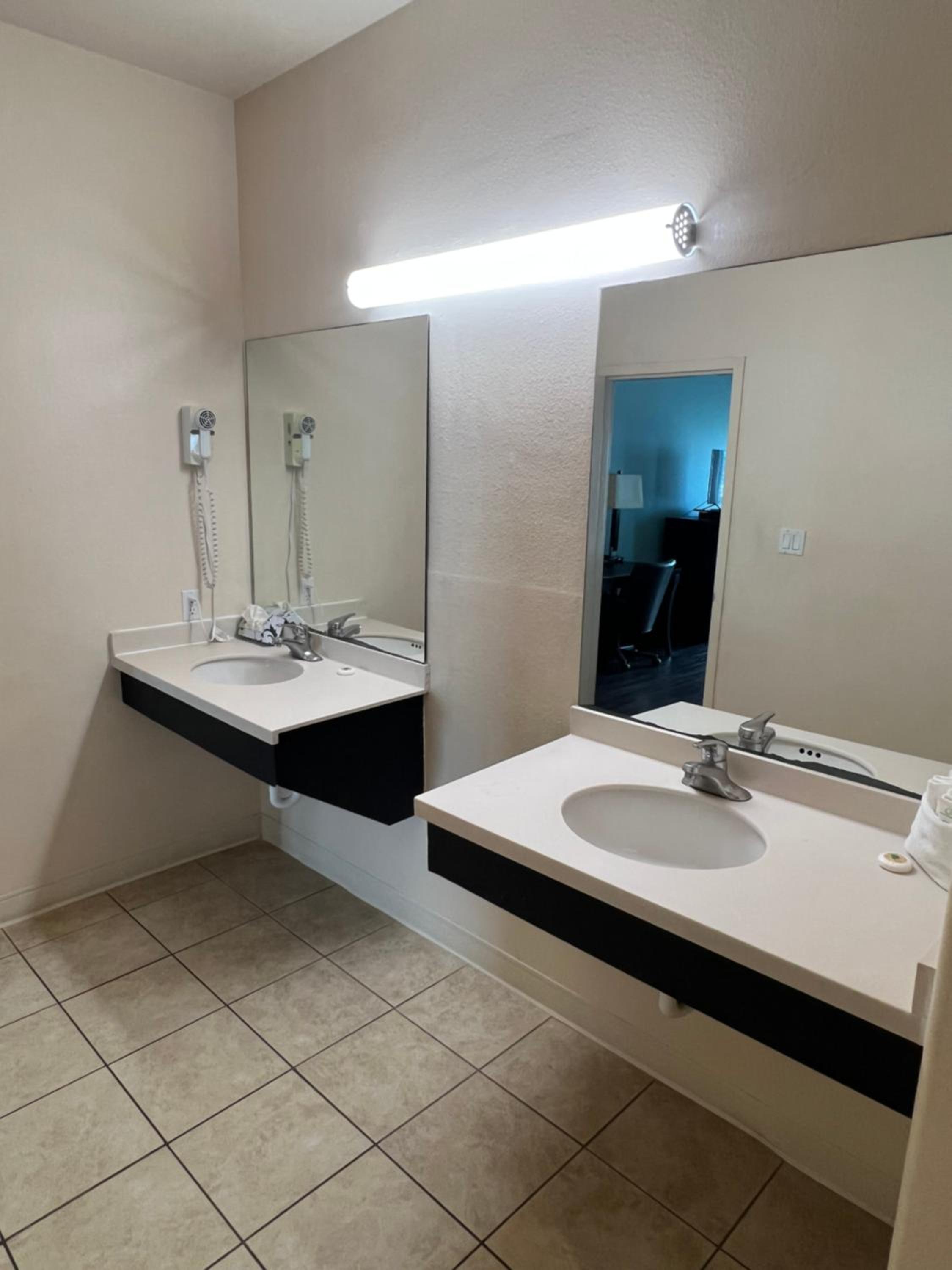 Deluxe King with Kitchenette and Sofa Bed - Photo 12