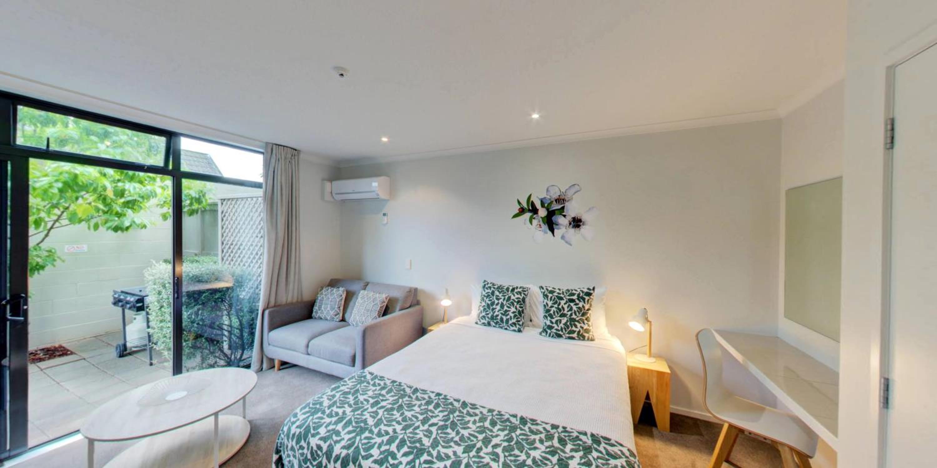 Family Suite with Courtyard - Photo 11