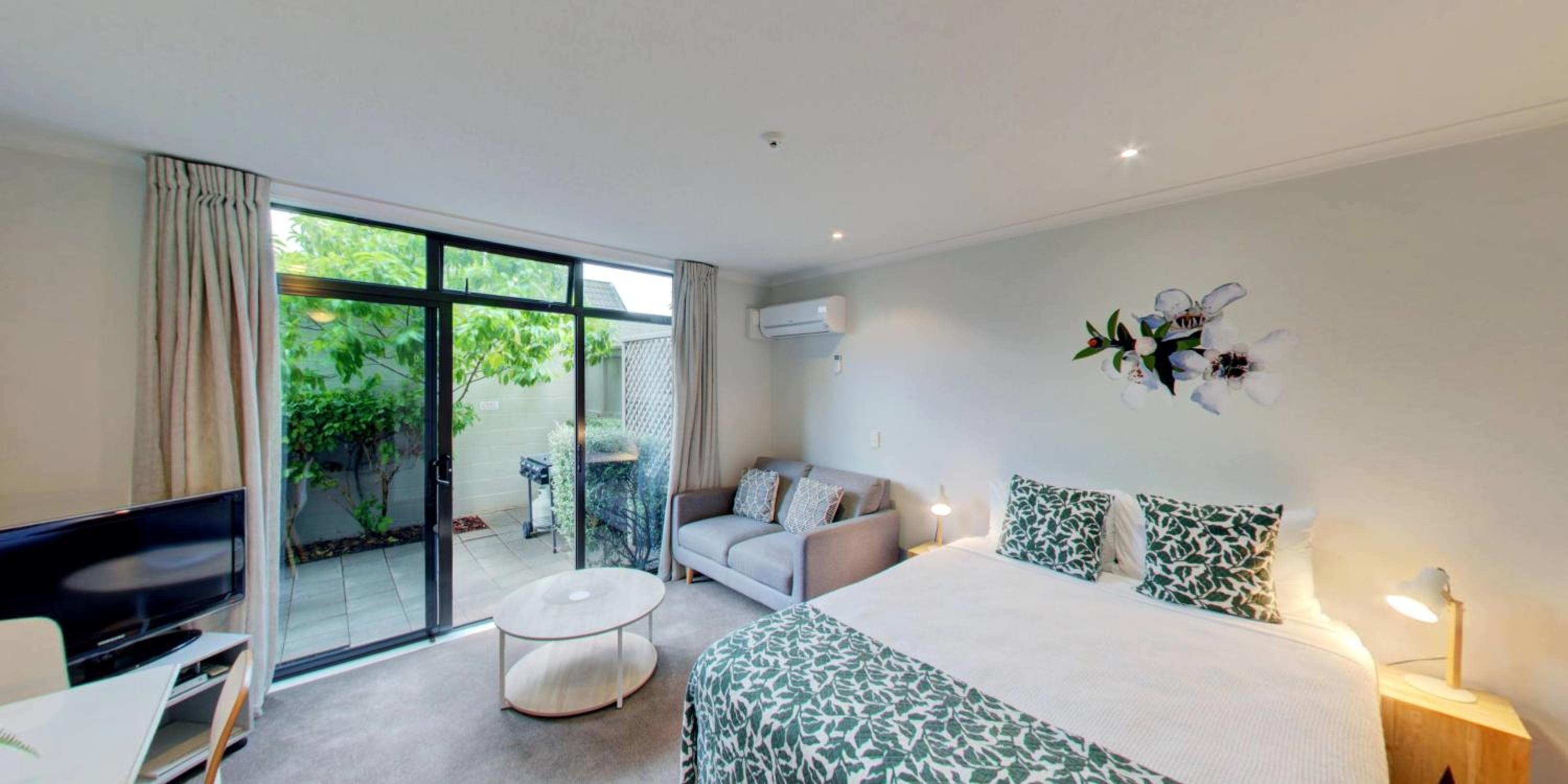 Family Suite with Courtyard - Photo 1