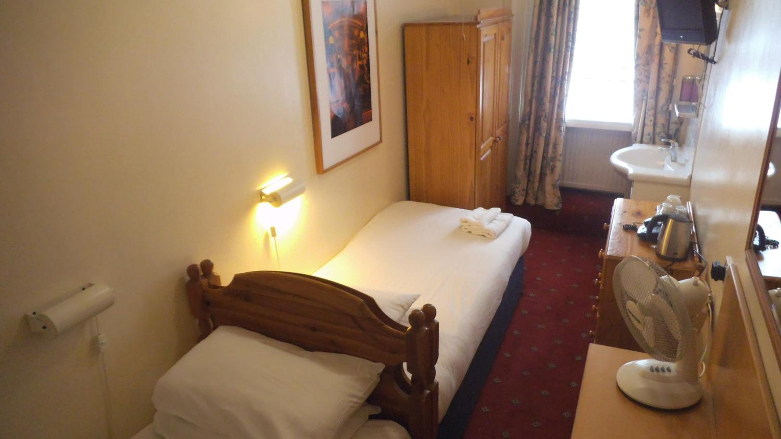 Twin Room with Shared Bathroom photo 3