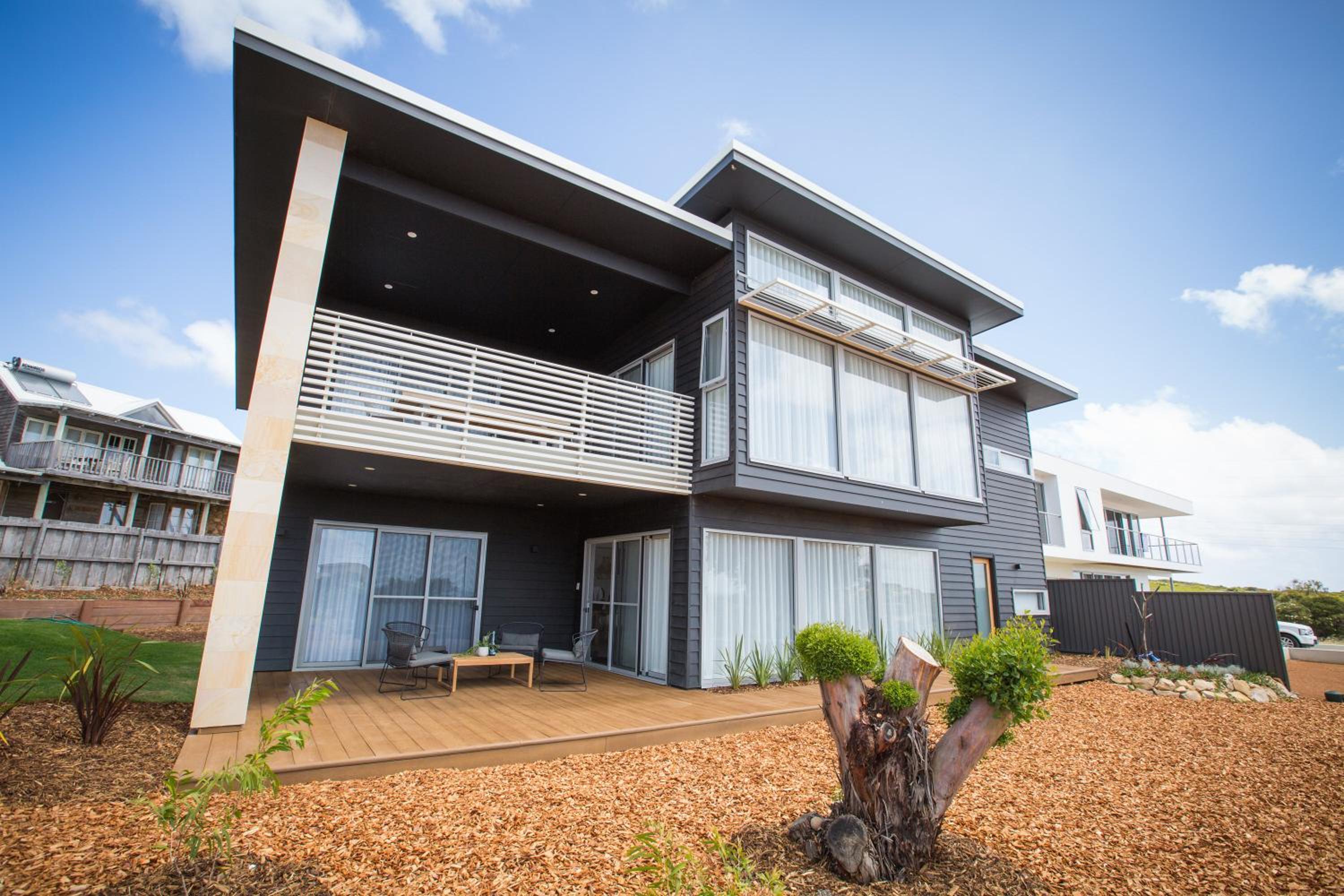 Five-Bedroom House photo 2
