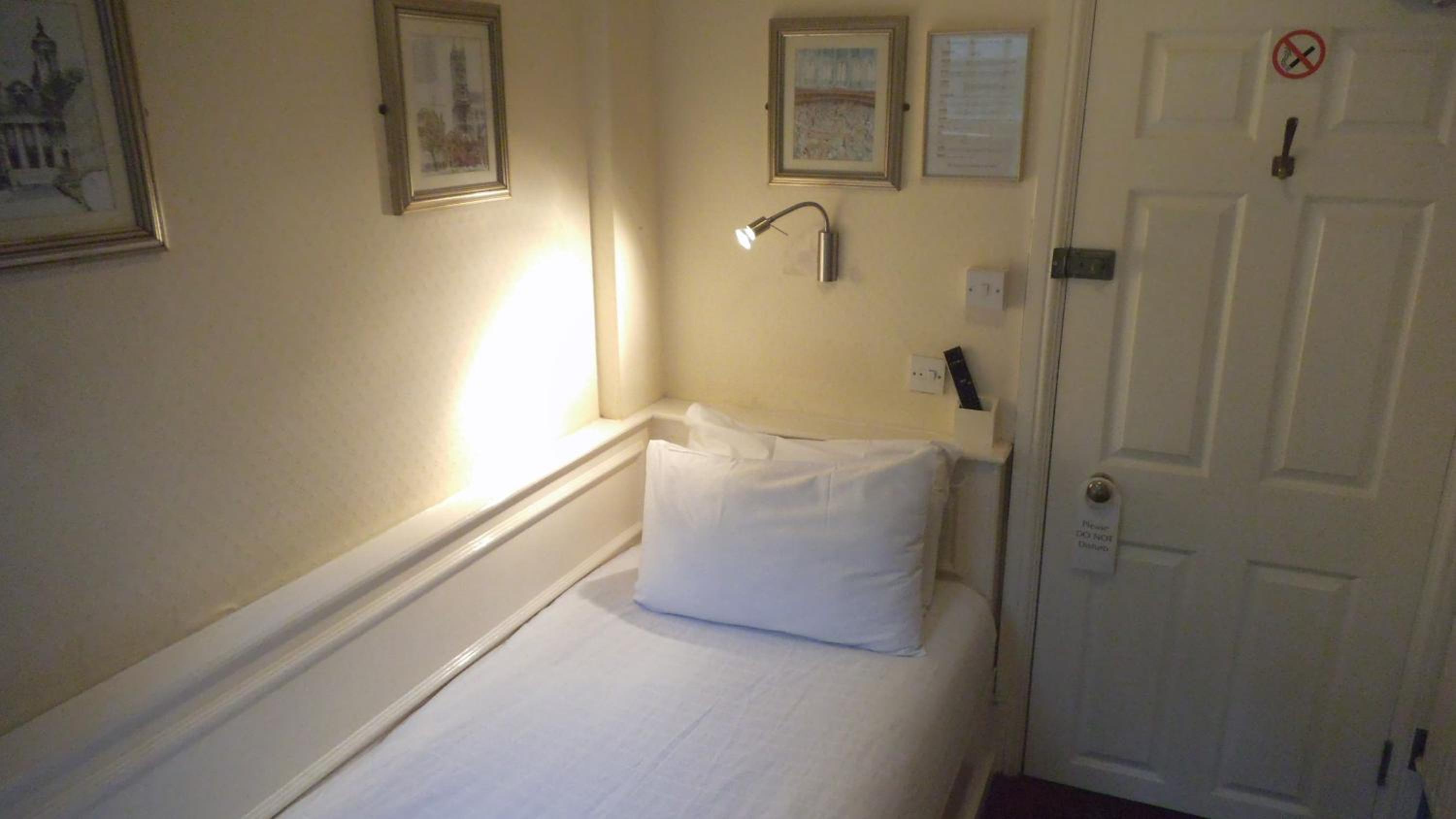 Single Room with Shared Bathroom photo 3
