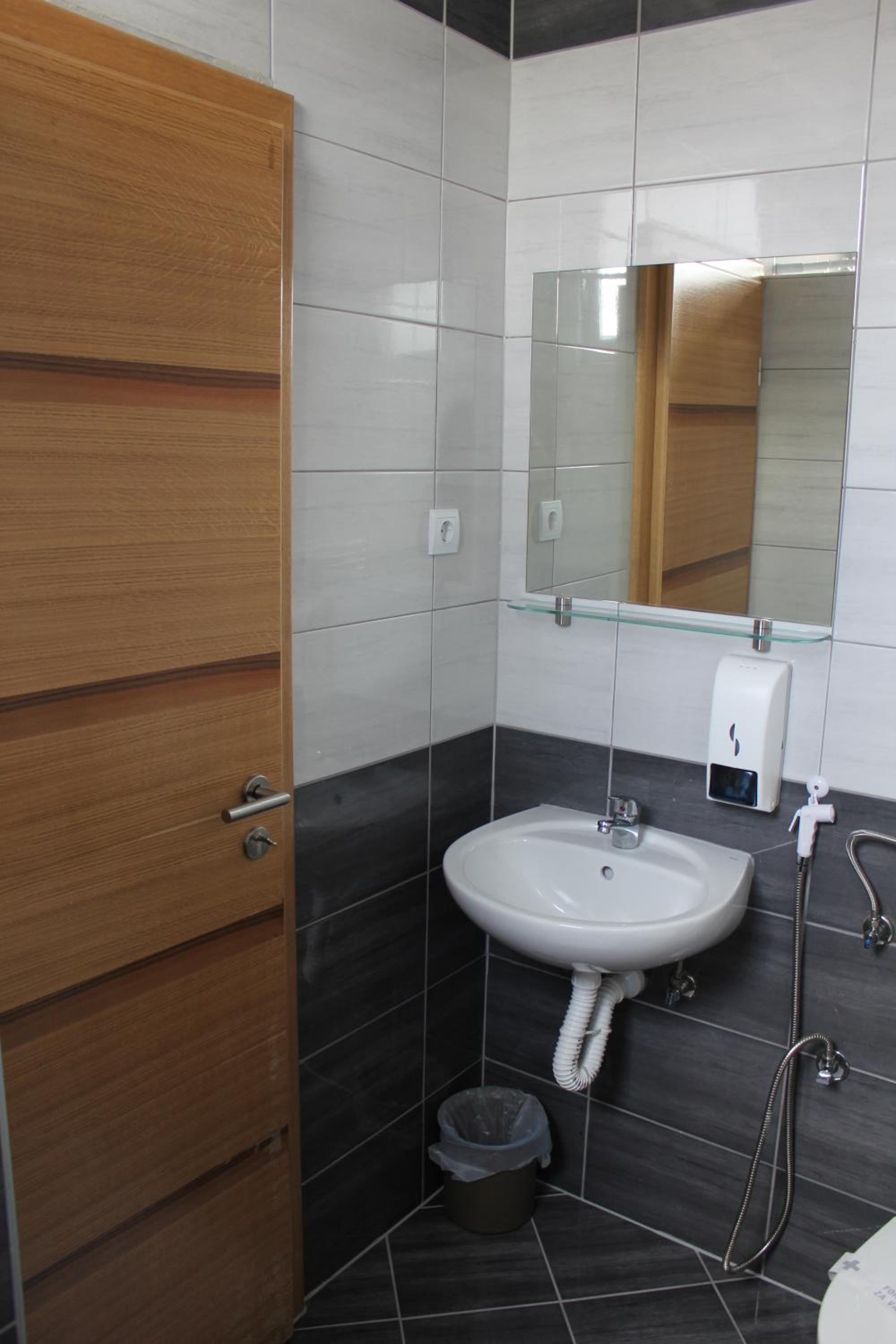 Double Room - Photo 7