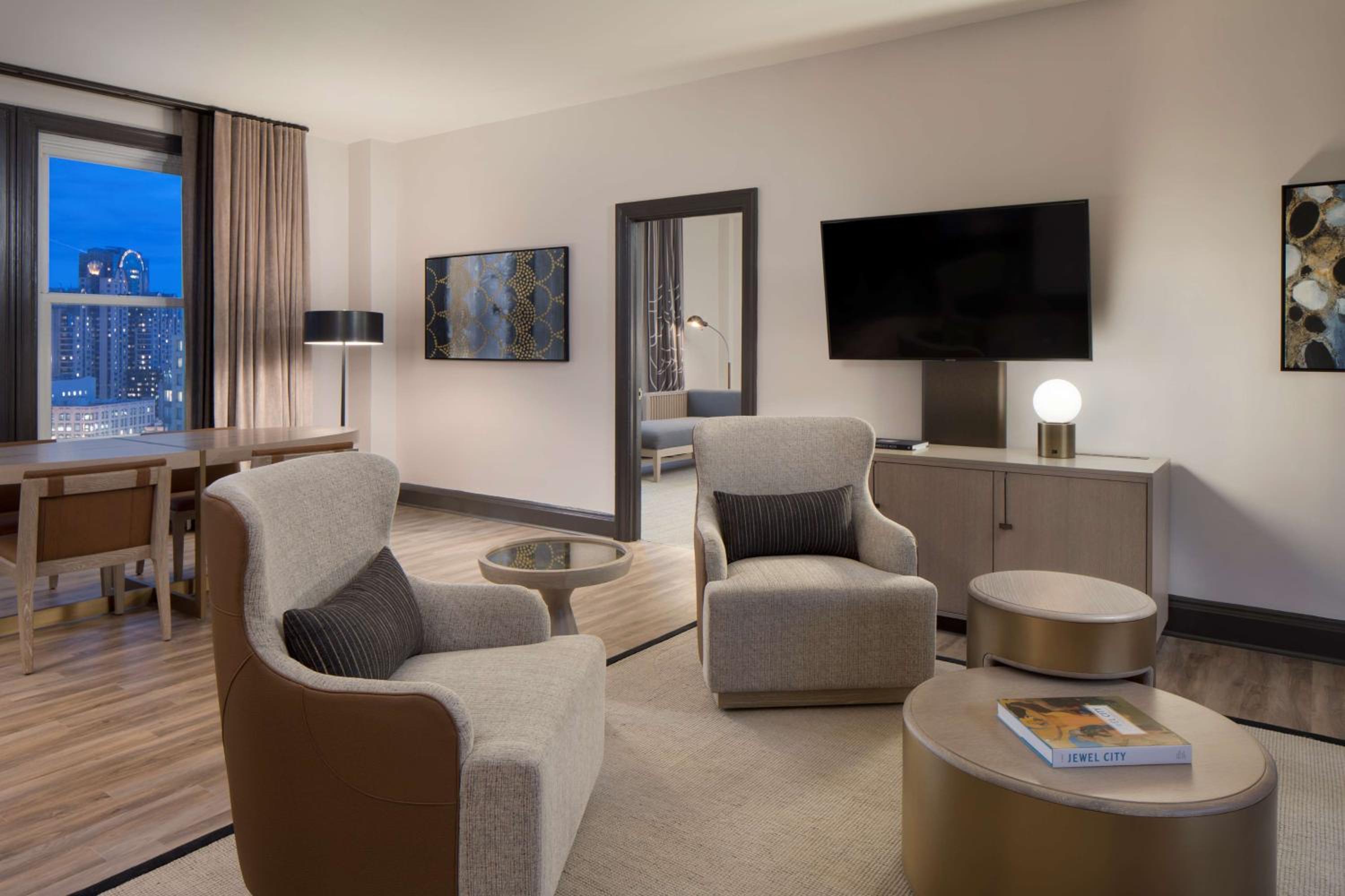 Deluxe One Bedroom Suite thumbnail 5