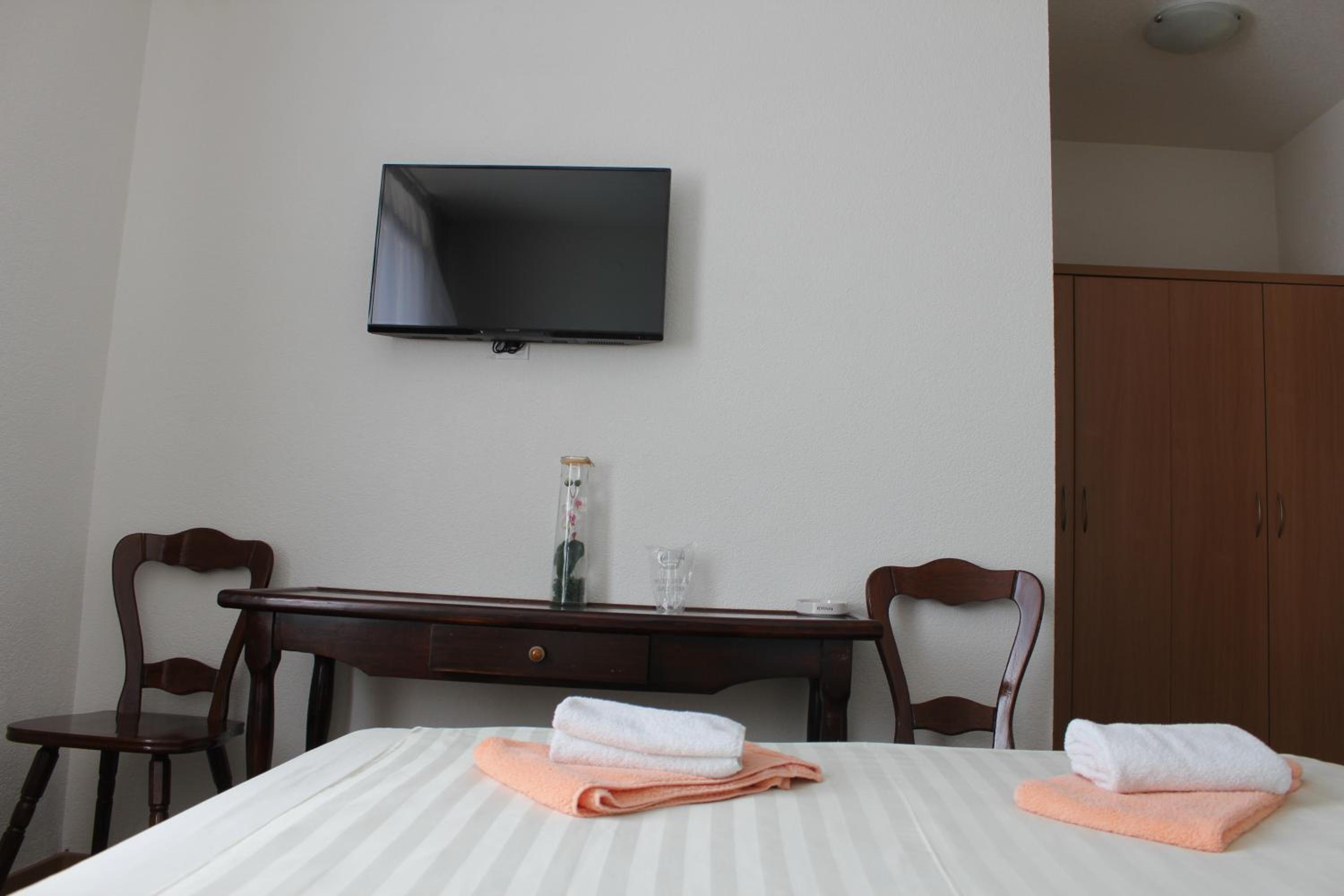 Double Room - Photo 8