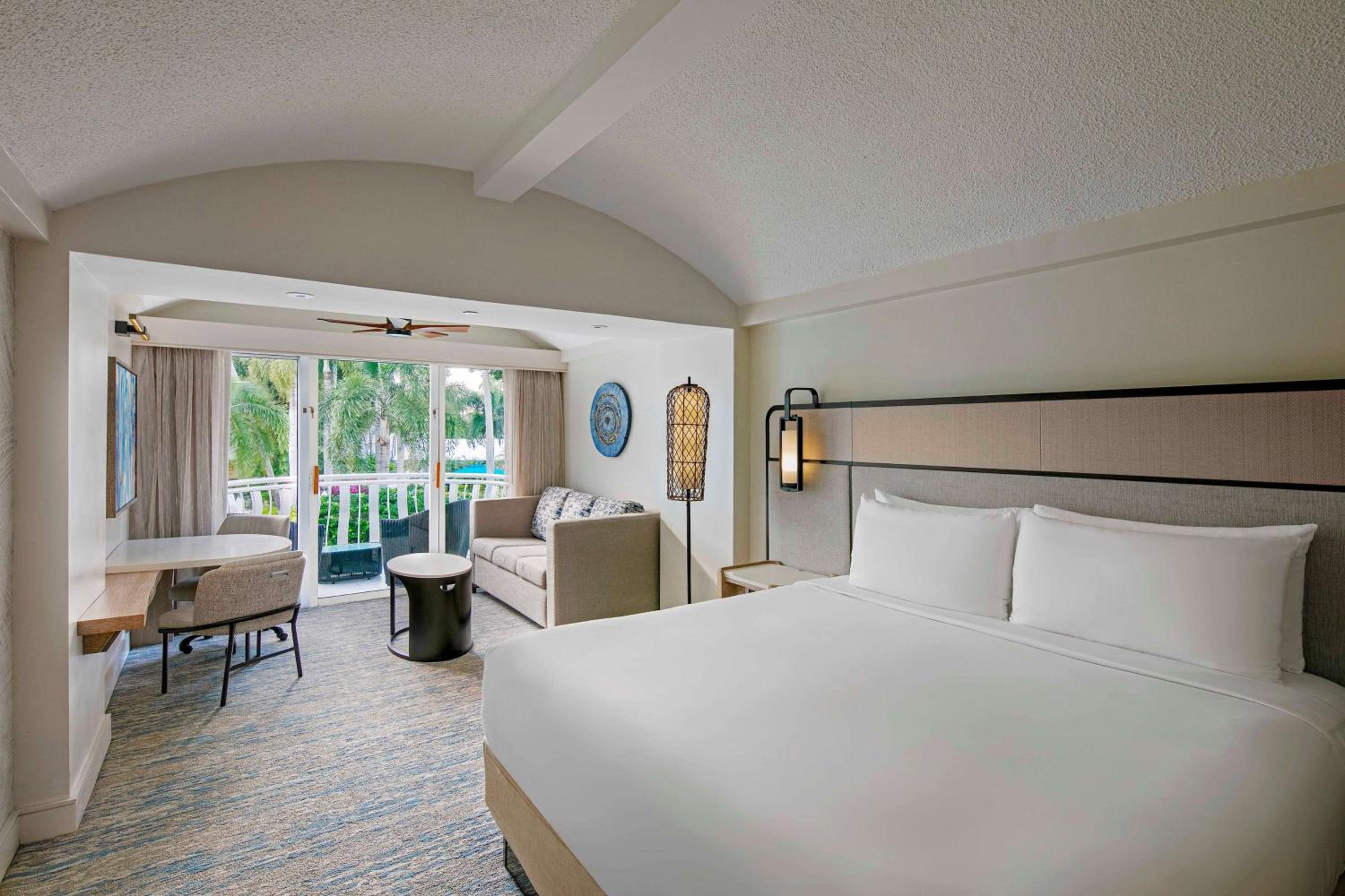 Club King Room with Balcony - Photo 4