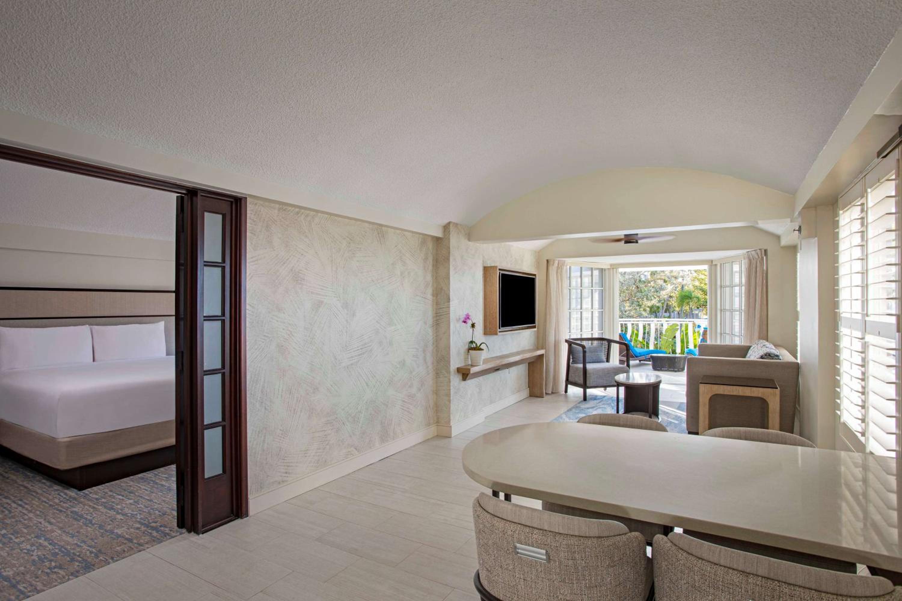 Club King Suite with Balcony - Photo 2