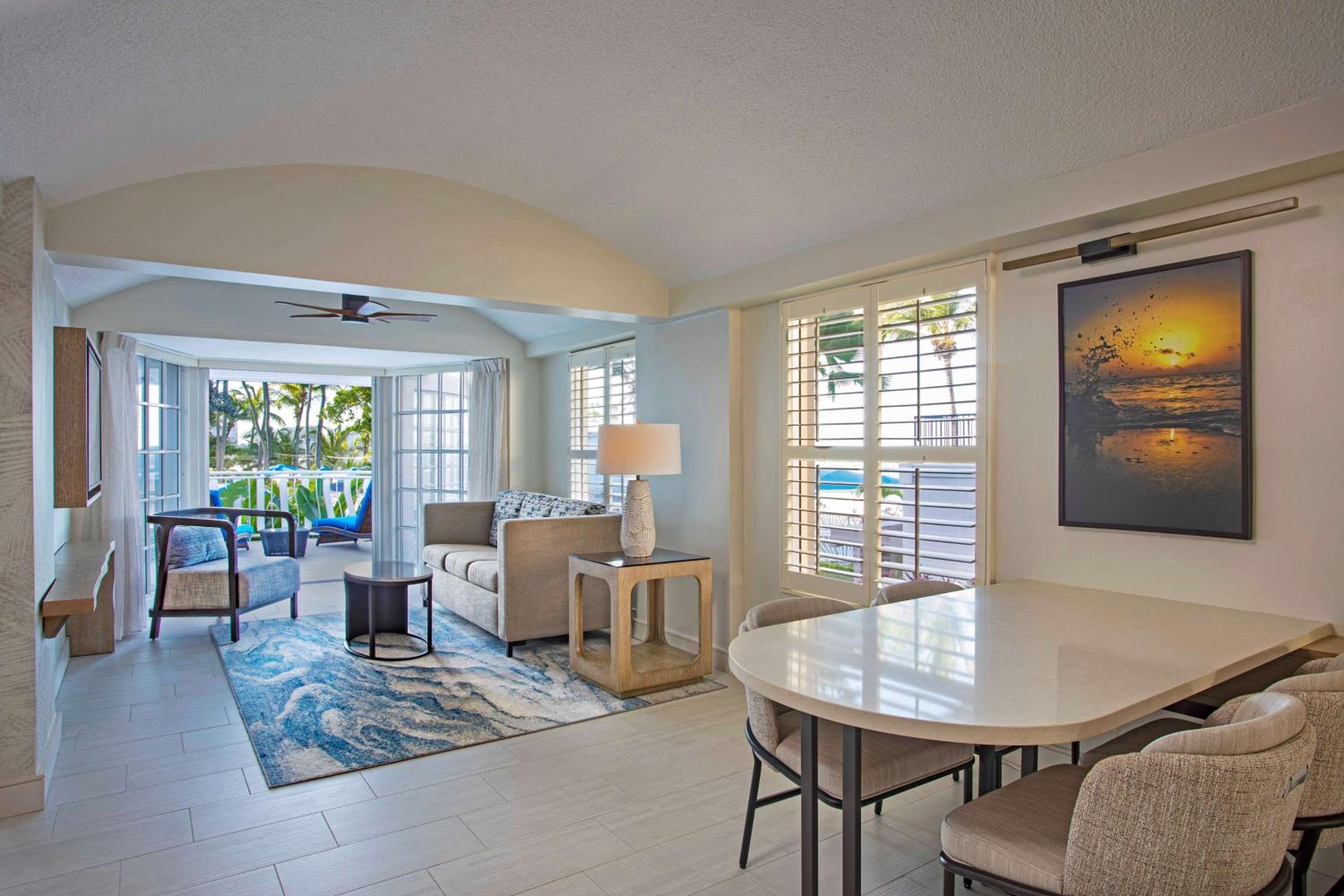 Club King Suite with Balcony - Photo 3