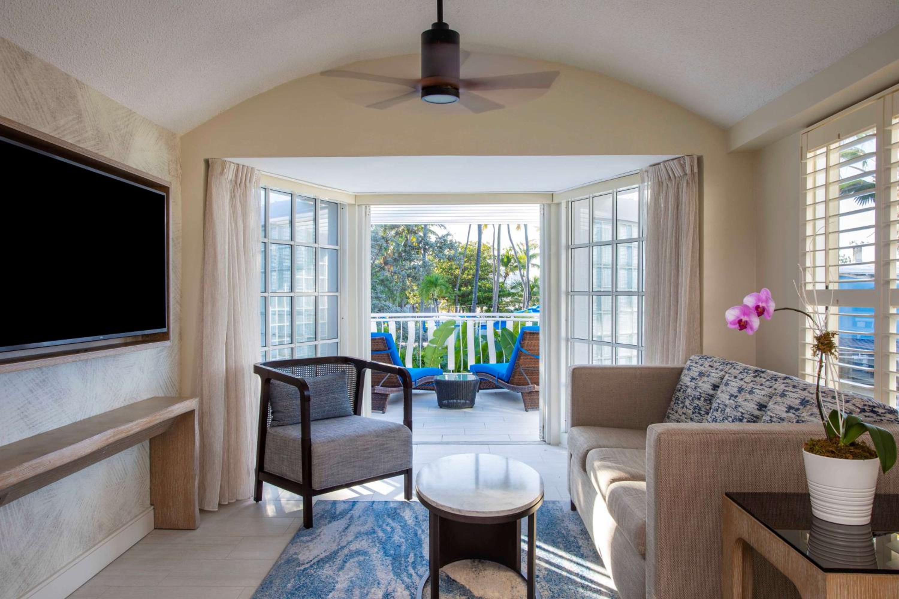 Club King Suite with Balcony - Photo 4
