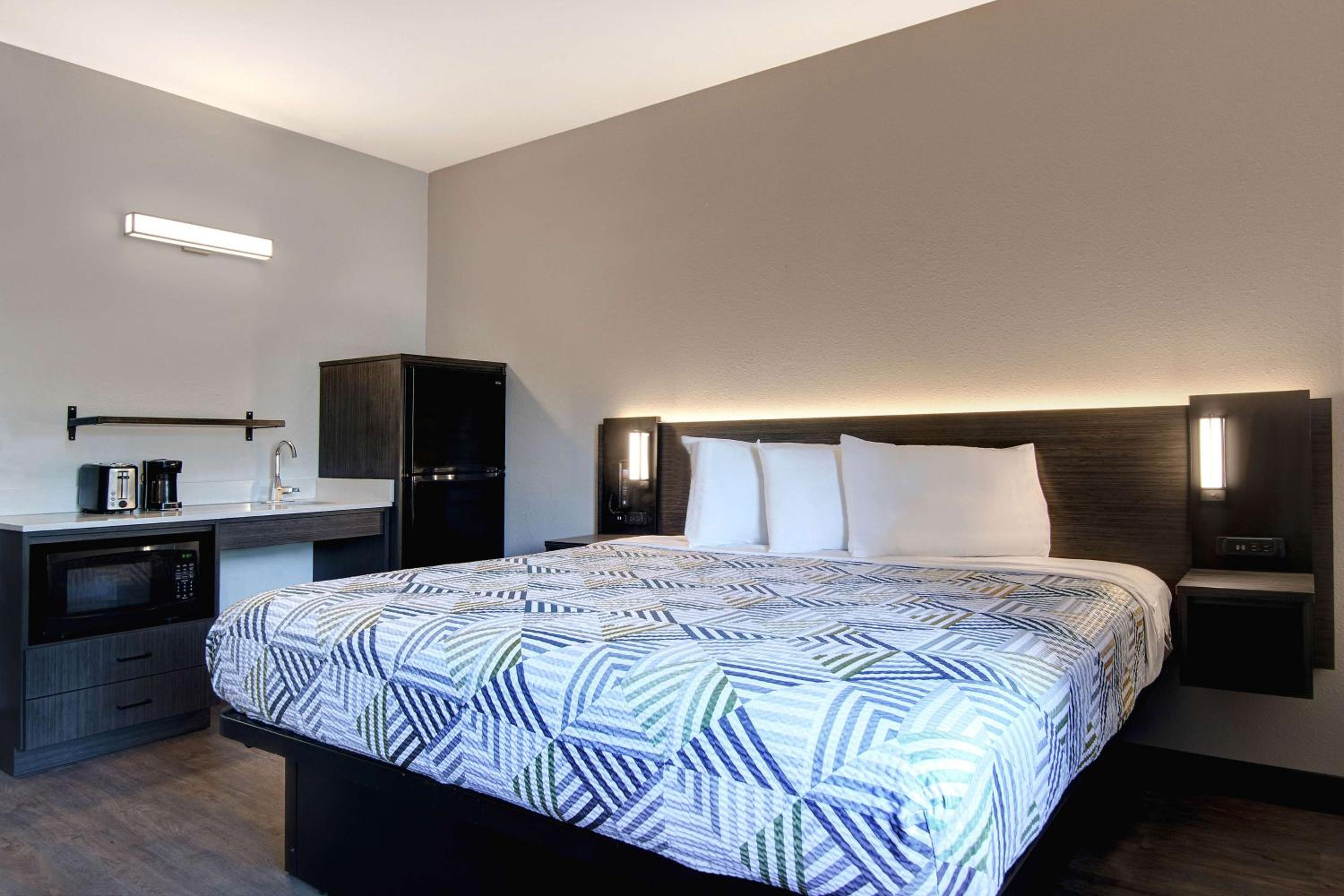 King Room - Non-Smoking - Photo 1