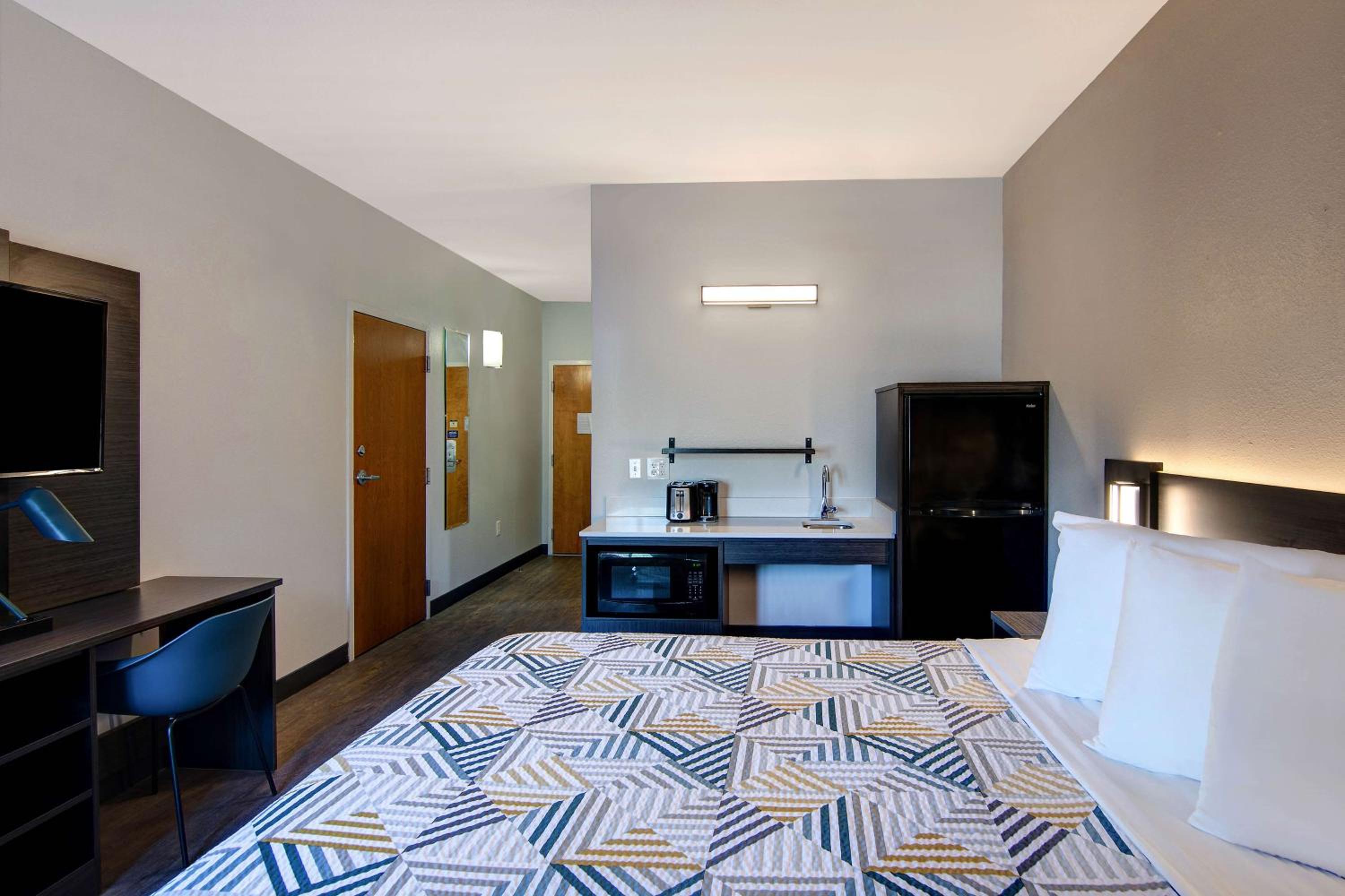 King Room - Non-Smoking - Photo 8