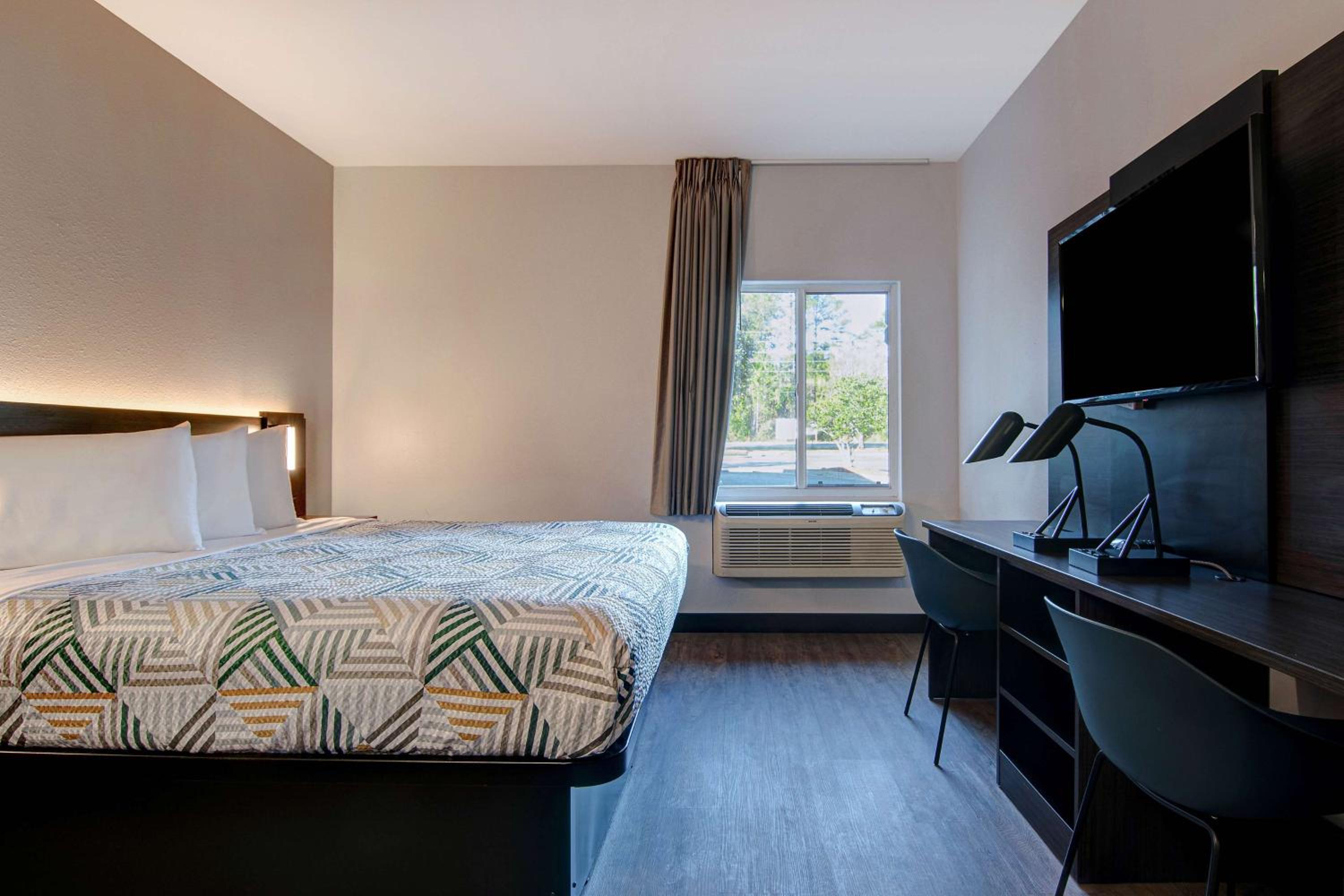 King Room with Roll-in Shower - Disability Access - Non-Smoking - Photo 2